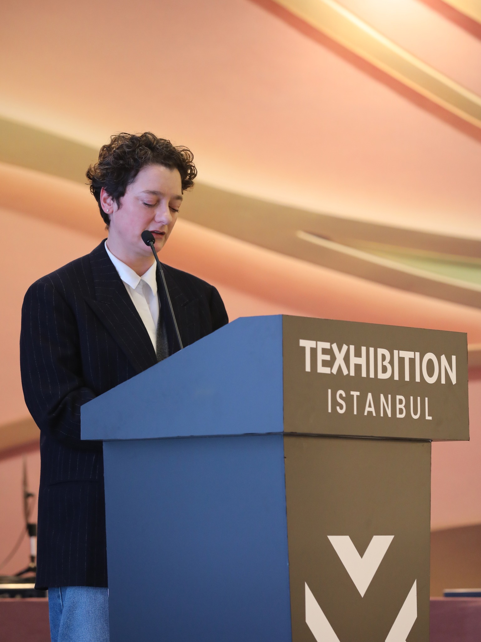 PERSPECTIVE AW 27/28 presented at Texhibition Istanbul.
During the talk, Simona Mannelli introduced the concept behind PERSPECTIVE a forecasting system based on four structural forces shaping the future of fashion:
Protection
Identity
Distinction
Becoming
More than trends.
A direction.
Thank you to everyone who joined the presentation.
#RiccardoRamiStudio #Perspective #Texhibition #FashionForecast #TextileFuture
Photo: @texhibitionistanbul