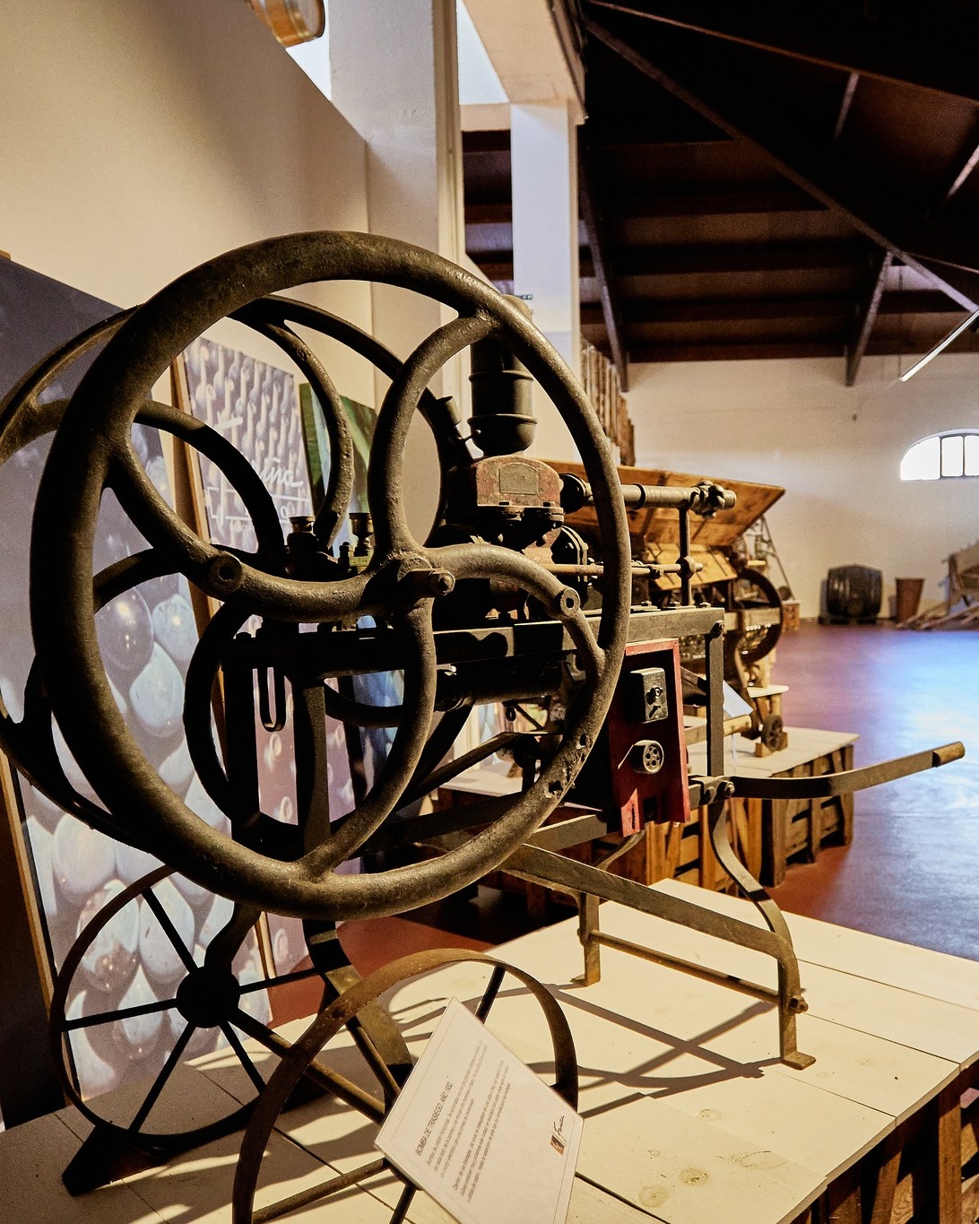 En nuestro museo conservamos una bomba de trasiego de 1932. Funcionaba con dos grandes volantes de madera que se movían a mano. Antes de esas bombas, el vino pasaba de una cuba a otra con pellejos o cubos.
Hoy todo es más rápido y preciso, pero entender cómo se hacía antes nos recuerda el esfuerzo y la dedicación que siempre ha habido detrás de cada vino.