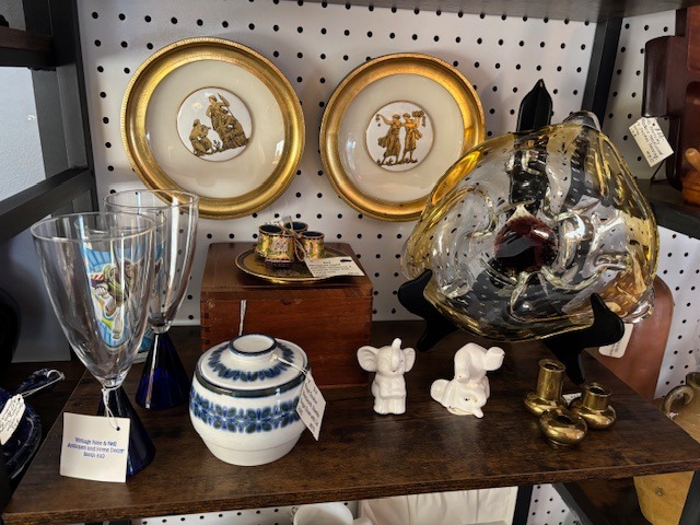 35 unique vendors and 5400 square feet of vintage treasures - You must be at Full Moon!
Full Moon's Vintage Village
835 Lafayette Rd
Route 1
Hampton NH 03842
open 10am-6pm ---------closed Tuesday
(we are the red building and barn between Best Tile &The Community Oven
#ryenh #seacoastnhshopping #portsmouthnh #newenglandantiquetrail #northhamptonnh #nhsmallbusiness #nhantiques #amesburyma #exeternh #yardsalesnh #newburyportma #newenglandantiques #besttile #hamptonnh #seabrooknh #salisburyma #wardtonerecords #kingstonnh #grovelandma #yorkme #wsca1061fm #westnewburyma #NewingtonNH #dovernh #rochesternh #kingstonnh #grovelandma #yorkme #wsca1061fm #westnewburyma