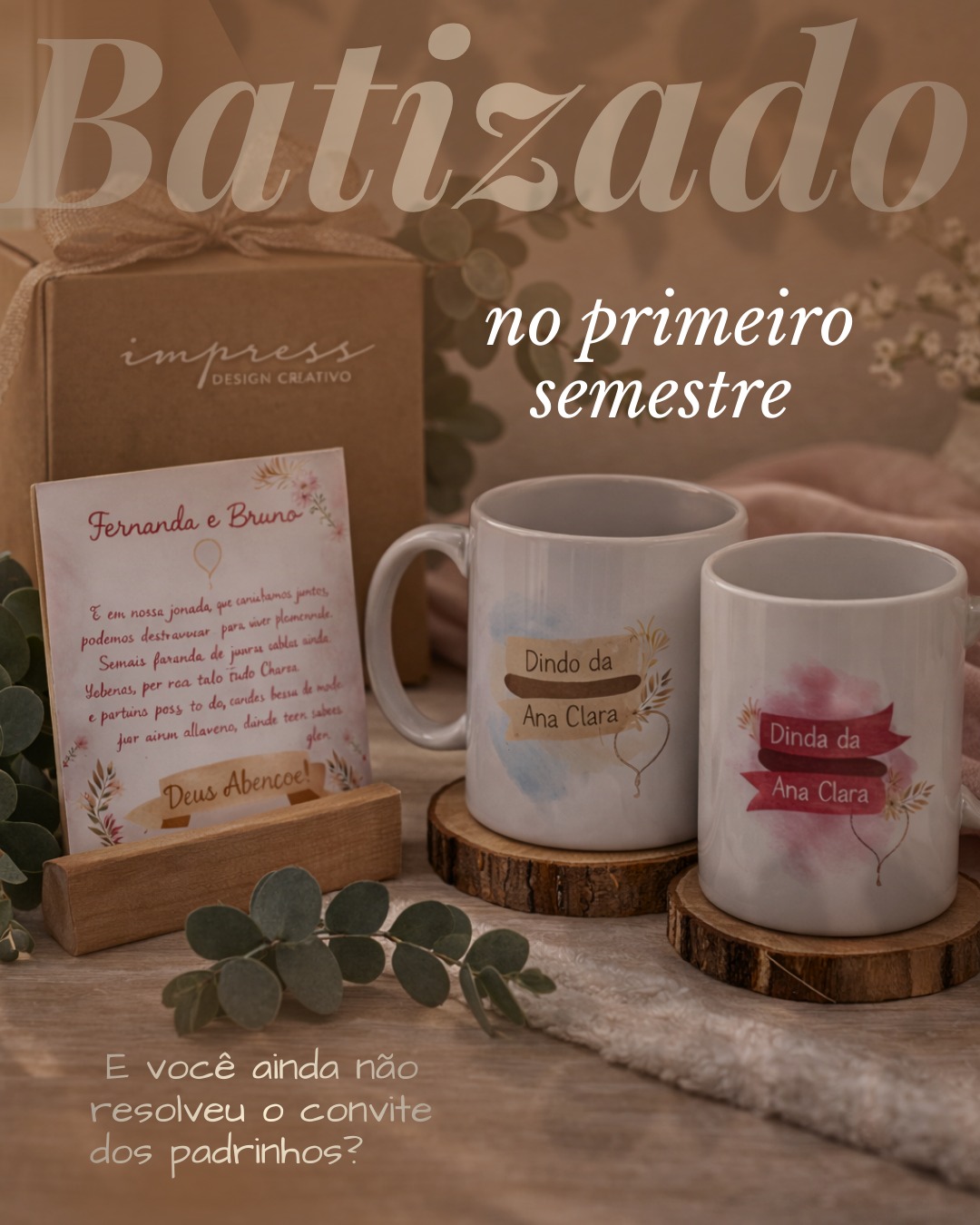 Batizado no primeiro semestre e você ainda não resolveu o convite dos padrinhos?
Março é o momento certo pra encaminhar isso. Pedido personalizado tem processo, tem frase pra escolher, tem produção, tem embalagem. Não dá pra deixar pra última semana e esperar que fique bonito.
Eu já começo a ver as datas de abril e maio sendo reservadas por aqui. Quem chega antes garante o tempo necessário pra fazer com calma.
Me chama no direct com a data do batizado e a gente vê o que dá pra fazer direitinho. 💛