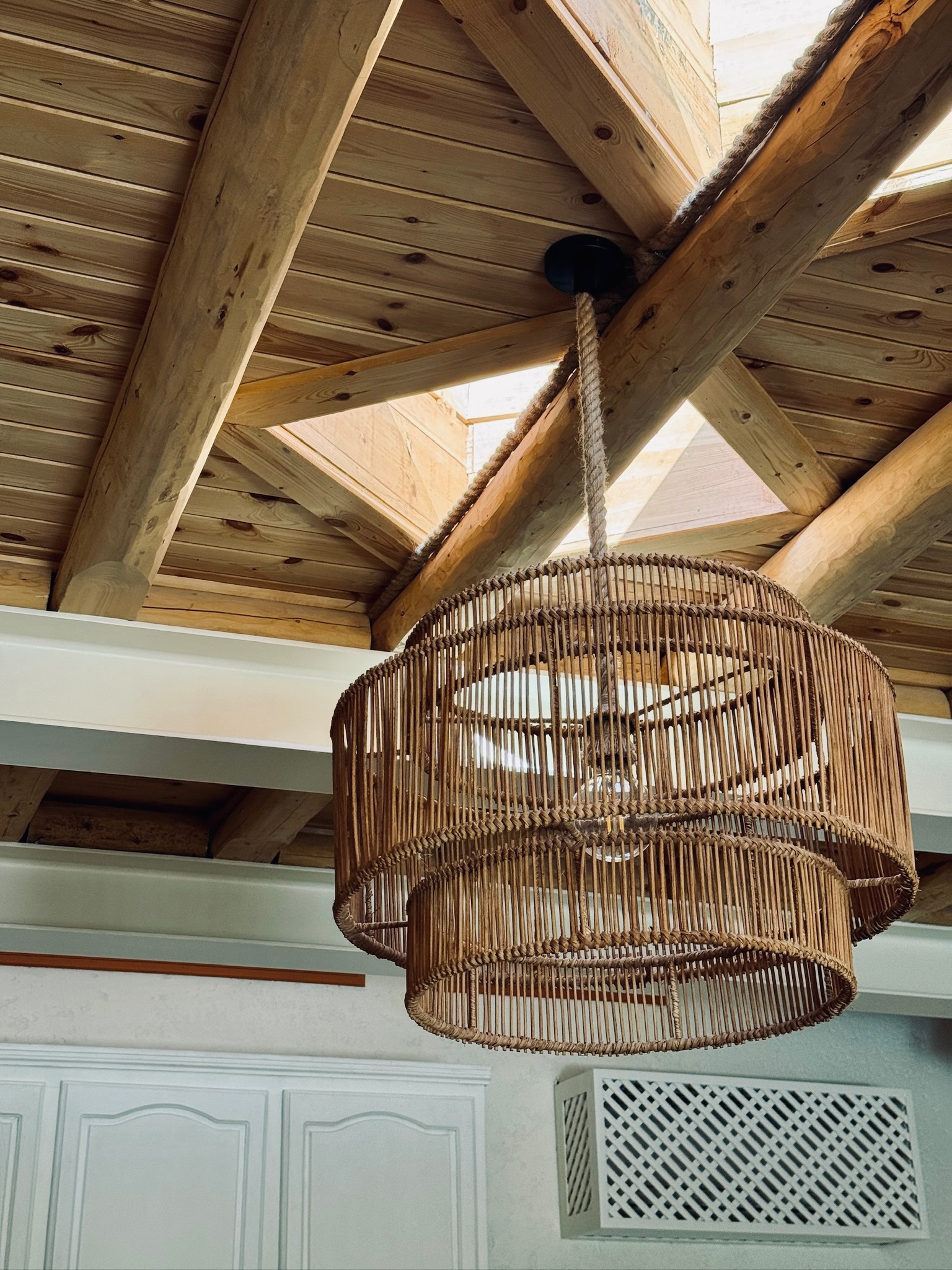 Une atmosphère douce et élégante, portée par une décoration beldi chic intemporelle. Chaque pièce a été soigneusement choisie auprès d’artisans locaux ✨
A soft and elegant atmosphere, brought to life with timeless beldi chic décor. Each piece has been carefully selected from local artisans ✨
#design #decoration #moroccandecor #beldichic #marrakech