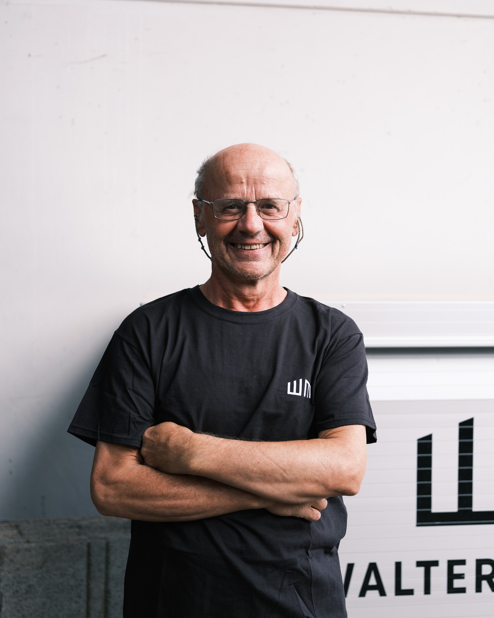 Mitarbeiter im Fokus: 𝐄𝐫𝐰𝐢𝐧 💪
Erwin gehört zur 𝐳𝐰𝐞𝐢𝐭𝐞𝐧 𝐆𝐞𝐧𝐞𝐫𝐚𝐭𝐢𝐨𝐧 𝐮𝐧𝐬𝐞𝐫𝐞𝐬 𝐅𝐚𝐦𝐢𝐥𝐢𝐞𝐧𝐛𝐞𝐭𝐫𝐢𝐞𝐛𝐬. Als Sohn von Meinrad und Vater von Matthias ist er tief mit der Geschichte von Walter Meinrad verbunden.
Hauptsächlich arbeitet Erwin an unseren Maschinen und bringt dabei seine langjährige Erfahrung und sein Können täglich ein 💪
Auf ihn ist Verlass - 𝐞𝐫 𝐤𝐞𝐧𝐧𝐭 𝐝𝐢𝐞 𝐀𝐛𝐥ä𝐮𝐟𝐞 𝐠𝐞𝐧𝐚𝐮 𝐮𝐧𝐝 𝐬𝐨𝐫𝐠𝐭 𝐝𝐚𝐟ü𝐫, 𝐝𝐚𝐬𝐬 𝐚𝐥𝐥𝐞𝐬 𝐫𝐮𝐧𝐝 𝐥ä𝐮𝐟𝐭.
𝘈𝘶𝘤𝘩 𝘪𝘯 𝘥𝘦𝘳 𝘍𝘳𝘦𝘪𝘻𝘦𝘪𝘵 𝘣𝘭𝘦𝘪𝘣𝘵 𝘌𝘳𝘸𝘪𝘯 𝘨𝘦𝘳𝘯𝘦 𝘪𝘯 𝘉𝘦𝘸𝘦𝘨𝘶𝘯𝘨 - 𝘣𝘦𝘪𝘮 𝘞𝘢𝘯𝘥𝘦𝘳𝘯, 𝘦𝘨𝘢𝘭 𝘰𝘣 𝘣𝘦𝘪 𝘚𝘤𝘩𝘯𝘦𝘦 𝘰𝘥𝘦𝘳 𝘙𝘦𝘨𝘦𝘯. 🥾
𝐃𝐚𝐧𝐤𝐞 𝐟ü𝐫 𝐝𝐞𝐢𝐧 𝐄𝐧𝐠𝐚𝐠𝐞𝐦𝐞𝐧𝐭 𝐮𝐧𝐝 𝐝𝐞𝐢𝐧𝐞𝐧 𝐄𝐢𝐧𝐬𝐚𝐭𝐳, 𝐄𝐫𝐰𝐢𝐧!
.
.
.
#waltermeinrad