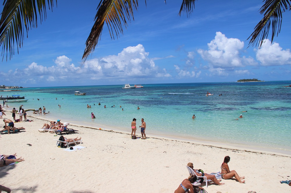 🌊💙 Spratt Bight entre “Lo Mejor de lo Mejor” de Tripadvisor 2025.
La icónica playa de San Andrés sigue conquistando a viajeros de todo el mundo con su arena blanca y el mar de siete colores.
Conoce más sobre este reconocimiento 👇
🔗 Link en bio.
#SprattBight #SanAndrés #Tripadvisor2025 #CaribeColombiano #TurismoColombia #GuíaParadise