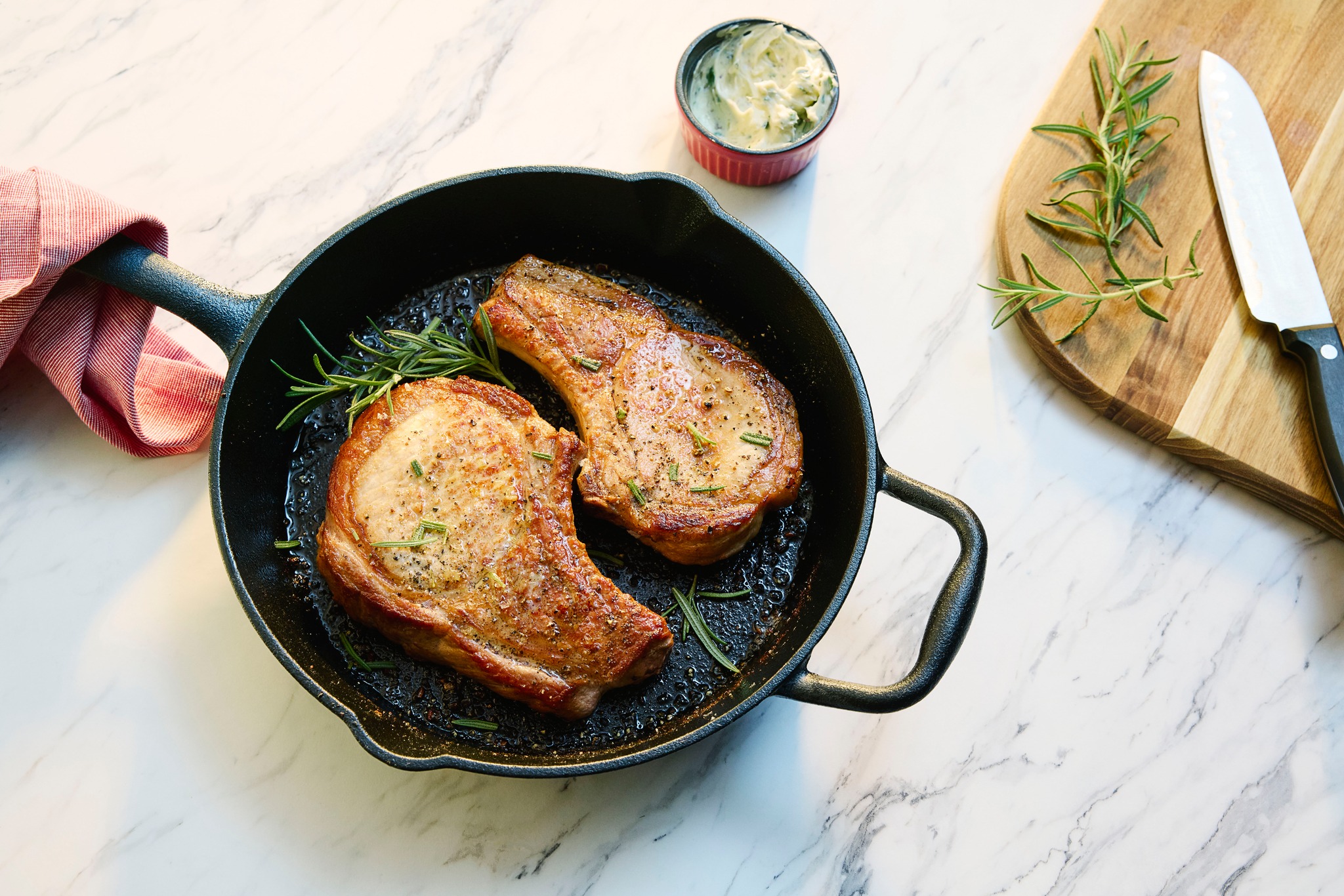 Simple ingredients. Big flavor. 🐖🔥
These perfectly seared pork chops bring out the rich, savory flavor of pork with a golden crust and tender center. Finished with fresh herbs and cooked in a cast-iron skillet, it’s a classic dish that turns an everyday meal into something special.
Pair with roasted vegetables or your favorite sides for a satisfying dinner.
Taste what pork can do for you.
Comment below for the full recipe.