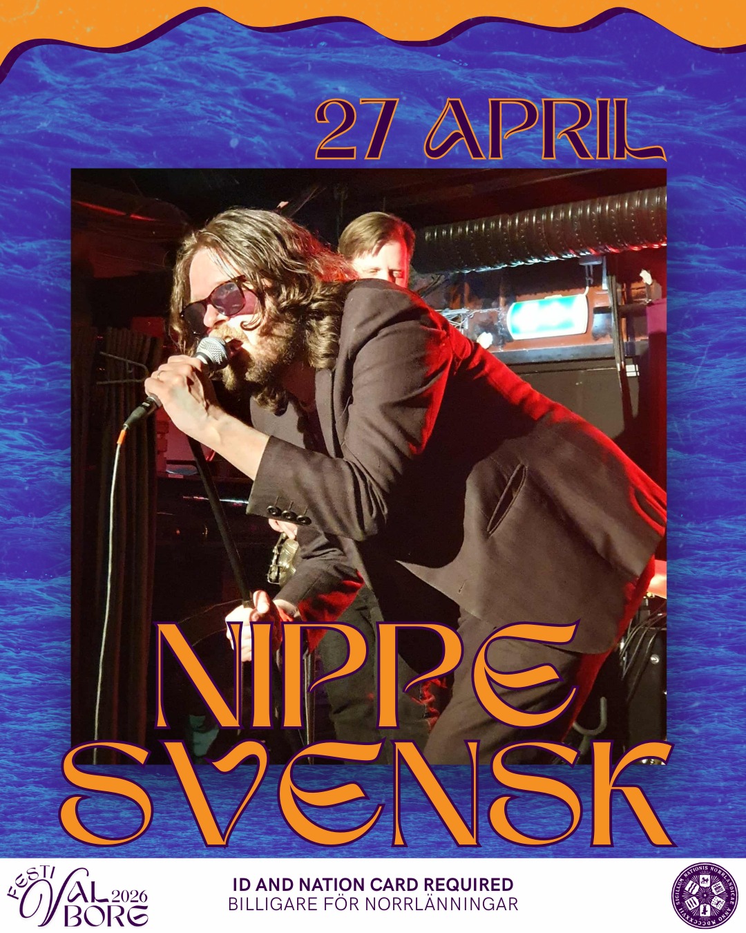 Norrlands nation presenterar stolt årets första artistsläpp inför Festivalborg 2026: NIPPE SVENSK!
🌄OM NIPPE SVENSK:
Artisten Nippe Svensk spelar tidlösa låtar med verbalt ekvilibristiska texter, som blandar fyndig formuleringskonst med existentiella bråddjup. Han har kallats ”en blandning mellan Robert Broberg och Tom Waits”. Nippe Svensk har varit musikaliskt aktiv sedan 90-talet. Först i bandet Svensk Pop, och sedan som soloartist. Han driver även klubben Kväll Höglund (som enbart spelar musik av Kjell Höglund) samt är, tillsammans med Björn Ende och Ola Aurell, en av medlemmarna i supergruppen BON. Dessutom skriver han några av Sveriges mest lästa barnböcker, under sitt namn Nils Andersson.
Nippe Svensk spelar under Liveborg, 27 april kl. 19:00, på Orvars krogs uteservering. Orvars krog håller öppet 15:00 - 01:00.
🌄Biljettsläpp för Festivalborg sker vecka 13. Håll koll på våra sociala medier för mer info.
Giltigt ID och nationskort / valborgsgästkort krävs.
___
Norrlands Nation proudly presents the first artist release of Festivalborg 2026: NIPPE SVENSK!
🌄ABOUT NIPPE SVENSK:
The artist Nippe Svensk plays timeless songs with verbally acrobatic lyrics, mixing witty phrasing with existential depths. He has been called “a mix between Robert Broberg and Tom Waits.” Nippe Svensk has been musically active since the 1990s. First in the band Svensk Pop, and then as a solo artist. He also runs the club Kväll Höglund (which only plays music by Kjell Höglund) and, together with Björn Ende and Ola Aurell, is one of the members of the supergroup BON. In addition, he writes some of Sweden's most widely read children's books under his real name, Nils Andersson.
Nippe Svensk will perform during Liveborg on April 27th, 19:00 at Orvars Krog's outdoor patio. Orvars krog is open 15:00-01:00.
🌄Tickets for Festivalborg go on sale in week 13. Keep an eye on our social media for more info.
Valid ID and nation card / Valborg guest card required.
📸: Catarina Eriksson