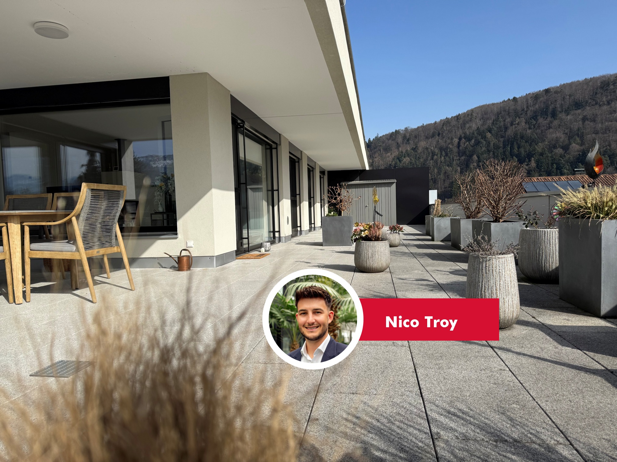 🌟 Exklusive Dachterrassenwohnung in Feldkirch zu verkaufen – Modernes Wohnen mit Panoramablick! 🌟
Diese moderne Dachterrassenwohnung in einer kleinen, gepflegten Wohnanlage (Baujahr 2019) bietet 100 m² Wohnfläche und eine 145 m² große Südterrasse mit atemberaubendem Ausblick. Drei Schlafzimmer, alle mit Terrassenzugang, sorgen für ein helles und offenes Wohngefühl.
🔹 Großzügiger Wohn- und Essbereich mit offener Küche
🔹 Klimaanlage für kühle Frische im Sommer, gemütlicher Ofen für kühlere Tage
🔹 Modernes Badezimmer mit Dusche, Badewanne und Tageslicht
🔹 Tiefgaragenplatz & Kellerabteil inklusive
📍 Perfekte Lage in Feldkirch: Nah an Spazier- und Radwegen, Autobahn, Bushaltestelle und Stadtzentrum. Infrastruktur ideal – Geschäfte, Restaurants und Ärzte in wenigen Minuten erreichbar.
📅 Besichtigungstermin vereinbaren und diese Traumimmobilie selbst erleben!
Nico Troy direkt 📞+43 664 8247126 ✉nico.troy@bb-immobilien.at
🌐https://www.bb-immobilien.at/eigentumswhg/bb-26-01116
#FreiraumFürIdeen #immobilien #realestate #feldkirch #investment #vorarlberg #immobilienvorarlberg #eigenheim #wohneigentum #PenthouseLiving #Dachterrasse #ImmobilieVorarlberg #LuxusWohnung