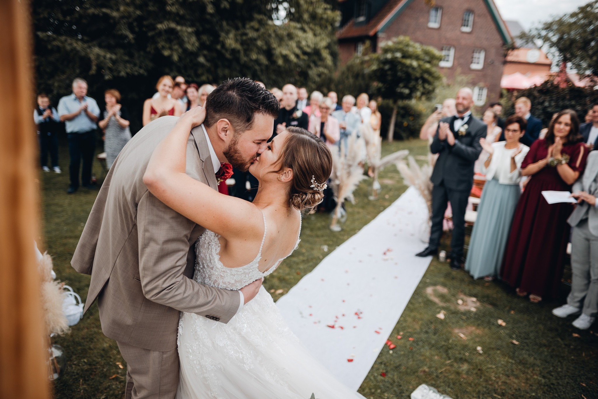 Die wunderschöne freie Trauung von Marina & Kiaron 🥰
Es war mir eine absolute Herzenssache, euren Tag mit genau diesen echten Momenten festzuhalten.
Das ist es, was bleibt ❤️
Die wunderbare Traurednerin: Nina @lebenswerkliebe 😉