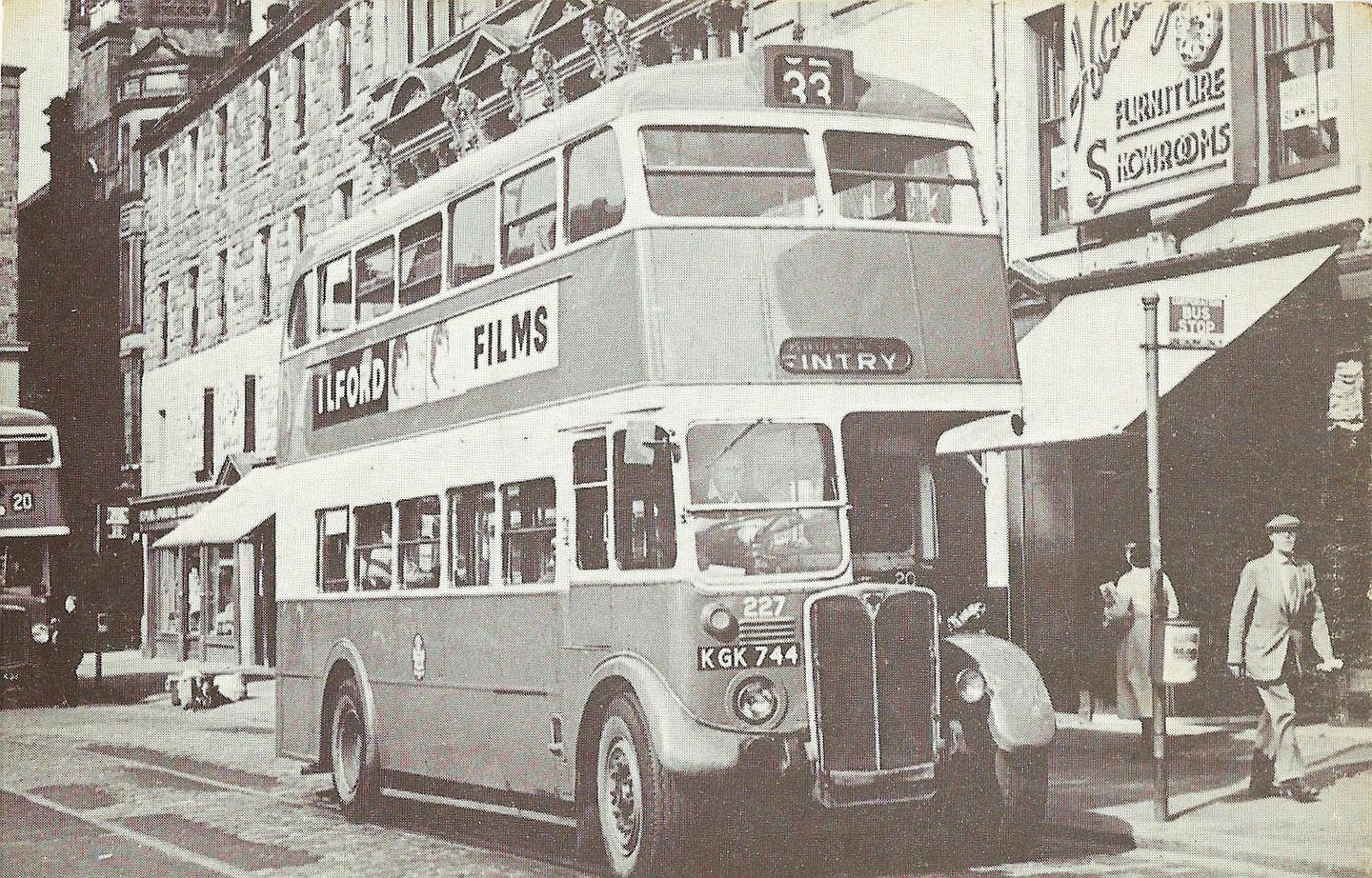 🚌📸 Today’s feature photo captures a Dundee Corporation double decker operating Route 33 with its destination board set for Fintry.
This bus was one of 30 ex-London Transport RT-type double deckers acquired by Dundee in 1956. They were brought into service to replace the Maryfield and Perth Road tram routes following the end of tram operations, marking a major shift in the city’s transport network.