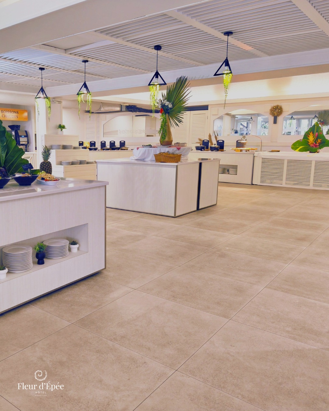 Nouvelle ambiance, nouvel agencement, zone de service désormais climatisée : notre buffet fait peau neuve au Jardin des tropiques pour vous offrir une expérience encore plus agréable et moderne.
Du petit-déjeuner au dîner, notre brigade vous propose chaque jour une variété de mets à volonté, préparés pour satisfaire toutes les envies.
🍽️ Le buffet est ouvert à tous, résidents comme visiteurs.
📞 Réservations et informations : 0590 90 40 34
#restaurantbuffetguadeloupe #restauranthotelguadeloupe #restaurantguadeloupe #hotelbuffet