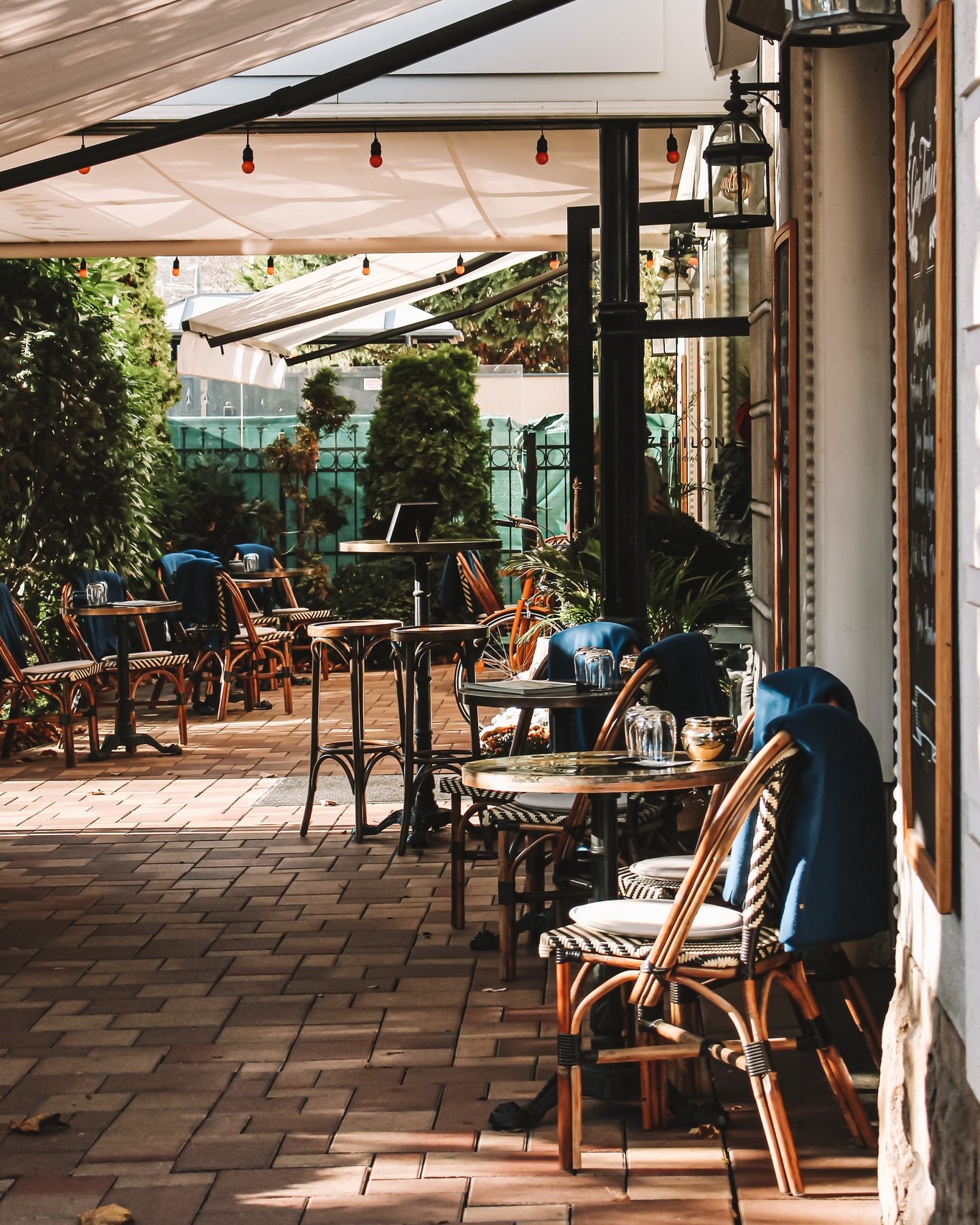 Bent is jó. Kint is jó.
Nálunk mindig jó egy kicsit megállni.
Ha a napsütést választod, vár a tavaszi terasz.
Ha inkább a hangulatos belső tér csábít, bent is készülünk rád.
Találkozzunk nálunk. ☀️🍽️