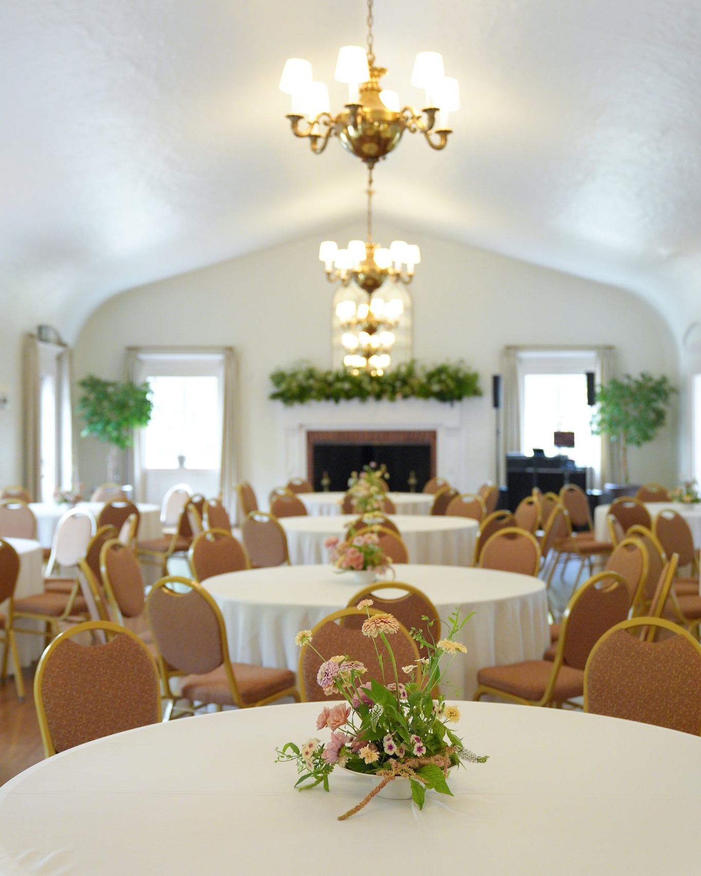 We love how this décor complements our Main Hall. Simple, elegant, and just perfect for the space. The natural charm of our venue means you don’t need much to create a beautiful setting!
Photography: @clairemarika.photography
Floral: @tingefloral
#utaheventvenue #utahweddingvenue #utahweddings #slceventvenue