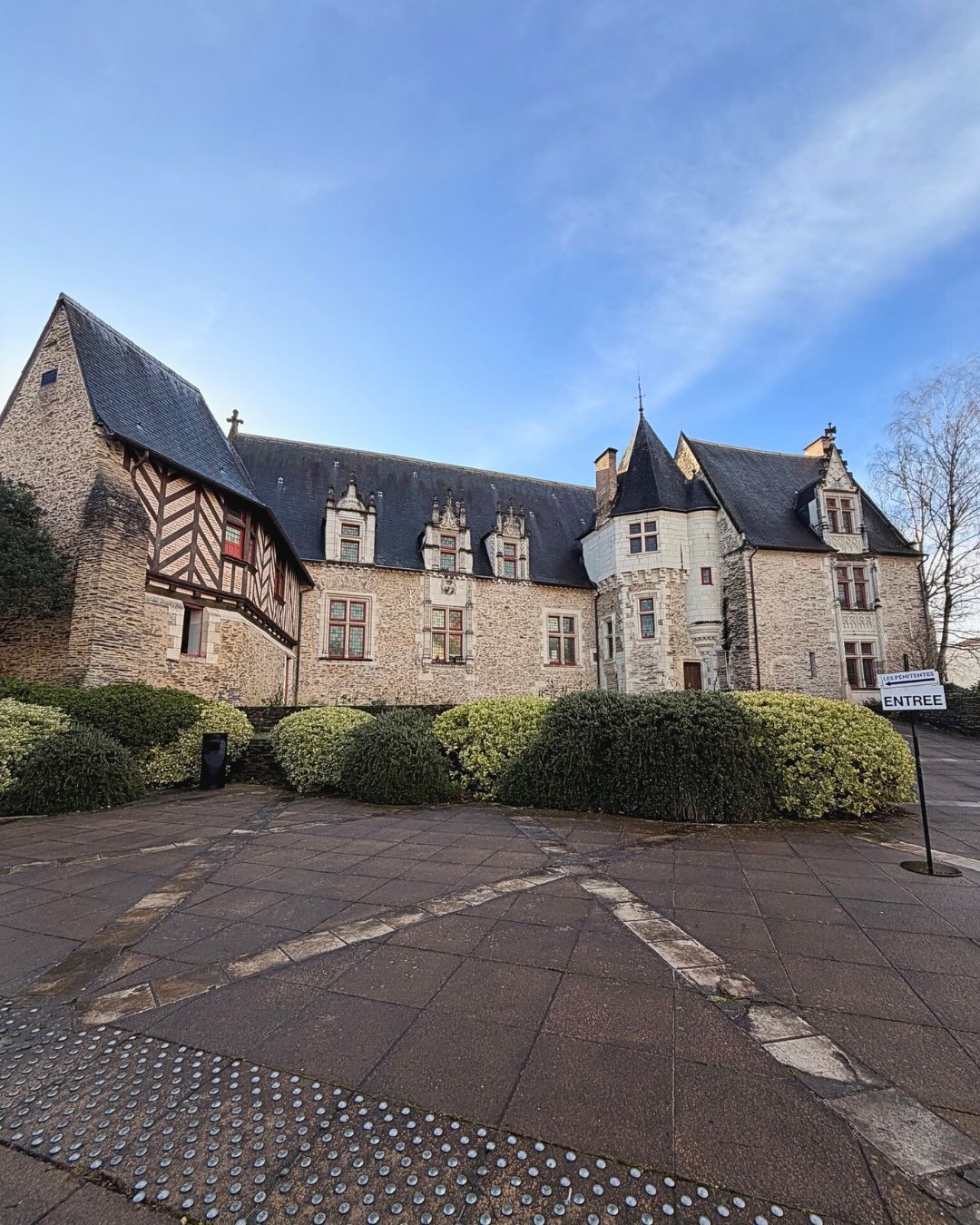 Entre copas, historias y terroir, vivimos una experiencia única en 🍷 Les Pénitentes, una de las ferias donde pequeños productores y grandes apasionados del vino se reúnen para celebrar la cultura vinícola francesa.
Durante la jornada pudimos descubrir etiquetas increíbles, conversar con los productores y degustar vinos que expresan el carácter de cada región.
Un espacio perfecto para explorar nuevos sabores, aprender sobre el mundo del vino y dejarse sorprender por propuestas auténticas.
Y quién sabe… quizá muy pronto empiecen a verse algunas novedades de estos viajes por Francia en nuestra vinoteca ✨