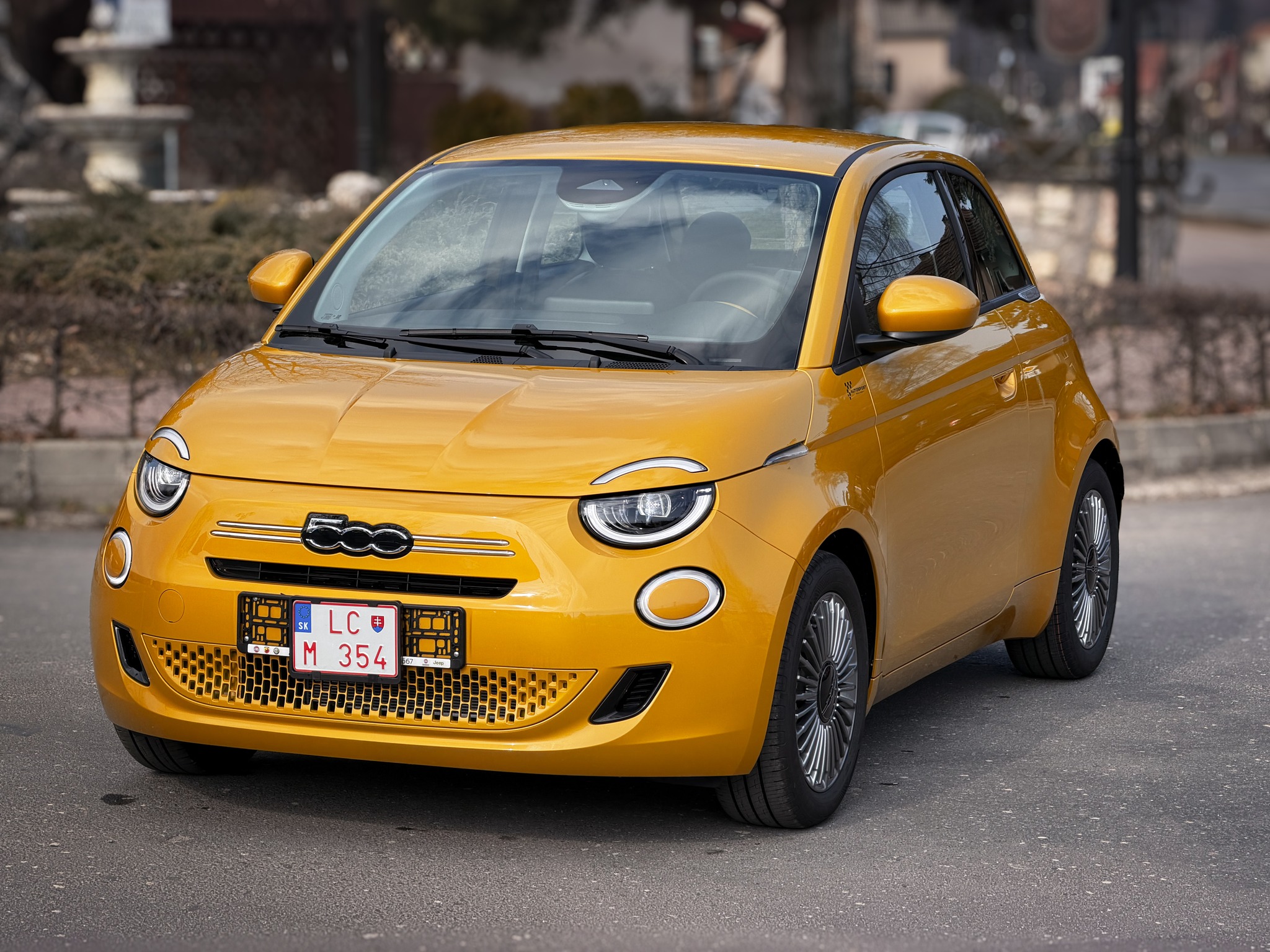 🚗✨ Ikona talianskeho štýlu, s ktorou na cestách zaručene zažiarite! ✨🚗
Nádherný, úplne nový Fiat 500 HB 1.0 Hybrid TORINO v neprehliadnuteľnej žltej farbe. Mestské autíčko nabité modernými technológiami s dôrazom na nízku spotrebu a ekológiu. Práve teraz u nás v Autosport Szilagyi! 💛🇮🇹
🔹 Základné údaje pre rýchly prehľad:
Motor: 1.0 Hybrid / 48 kW (65 PS)
Prevodovka: 6-st. manuálna
Ročník: 2026 (Najazdených len 5 km – úplne nová "voňavka"!)
Cena: 19 990,00 € 💶
🌟 Prečo si túto 500-vku zamilujete?
Digitálny svet na dosah: O zábavu a navigáciu sa stará veľký 10,25" dotykový displej s bezdrôtovým Apple CarPlay aj Android Auto, doplnený o 7" digitálny prístrojový panel.
Bezpečnosť bez kompromisov: O vašu ochranu sa stará autonómne núdzové brzdenie, rozpoznávanie značiek, asistent udržiavania v pruhu a brilantné Full LED svetlomety.
Maximálny komfort: Automatická klimatizácia, bezkľúčový štart, tempomat a zadné parkovacie senzory zabezpečia, že jazda aj parkovanie v meste budú hračka.
Dizajnová edícia TORINO: 16" zliatinové disky, prístrojová doska lakovaná vo farbe karosérie a prémiové čierno-sivé sedadlá s vyšívaným logom 500 podčiarkujú unikátny charakter vozidla.
✅ Stav: NOVÉ, vozidlo je v plnej záruke.
✅ Financovanie: Radi vám pomôžeme s vybavením výhodného leasingu alebo autoúveru.
Nenechajte si ujsť tento kúsok! Príďte si ho pozrieť naživo a sadnúť si za volant. Tešíme sa na vás! 👋
#AutosportSzilagyi #Fiat500 #FiatTorino #Hybrid #MestskeAuto #NoveAuto #AutoNaPredaj