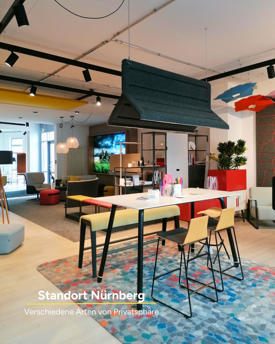 Heute möchten wir euch mal wieder einen kleinen Einblick in unseren Standort Nürnberg geben. Unser Standort ist nämlich nicht nur ein Arbeitsplatz für uns, sondern gleichzeitig auch ein Showroom.
Ob akustische Lösungen, visuelle Abschirmungen, Raum-in-Raum-Konzepte oder Bereiche für vertrauliche Gespräche – bei uns kann alles vor Ort erlebt und ausprobiert werden.
Schau gerne mal persönlich bei unserem Standort vorbei und sammel noch mehr Eindrücke.
#bürogestaltung #büroeinrichtung #bürogestaltung #nürnberg #showroom #privatsphäre #büroinspiration #privatsphäreimbüro #modernesbüro