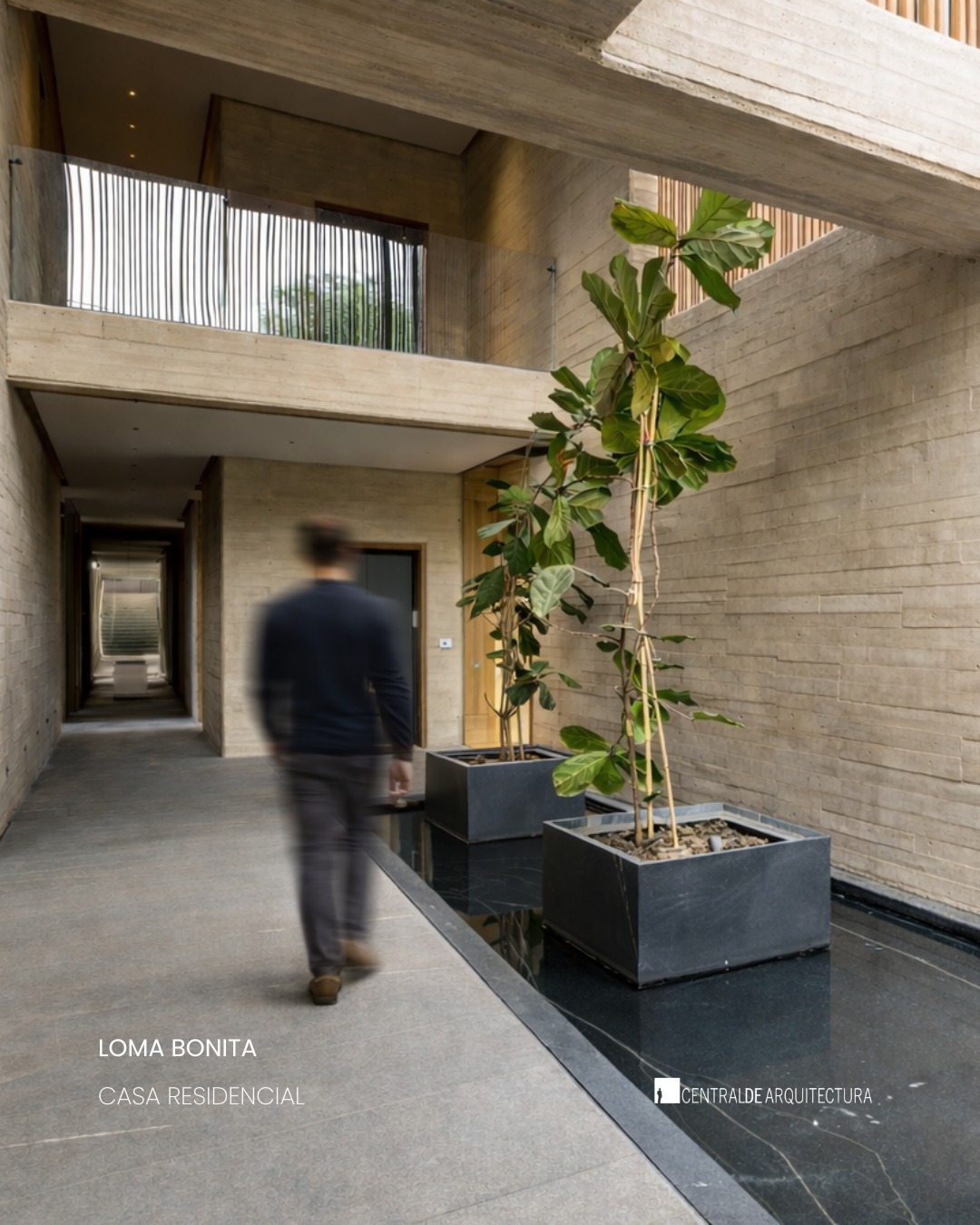 Hoy, este proyecto residencial en Vista Hermosa se consolida como un espacio donde la arquitectura, la luz y el entorno conviven en equilibrio.
La proporción de los volúmenes, la altura de los espacios y la selección de materiales de alta gama definen interiores luminosos y abiertos, pensados para mantener una relación constante con las áreas verdes.
Un proyecto donde el diseño se traduce en una experiencia de vida serena y atemporal.
@lagom.mex
Colaboración con: @zct_architecture