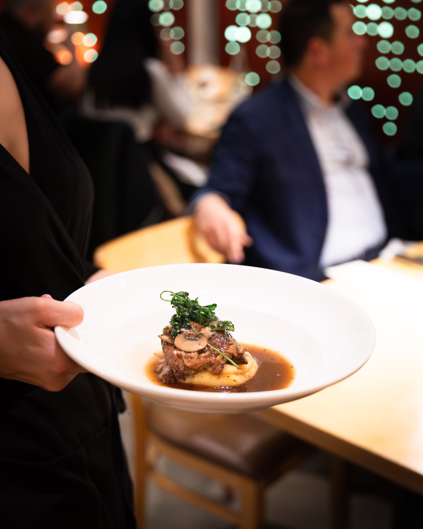 Tout est en place pour une superbe fin de semaine! L’équipe est prête à vous accueillir. Ambiance, bonne bouffe et bons drinks seront au rendez-vous pour vous.