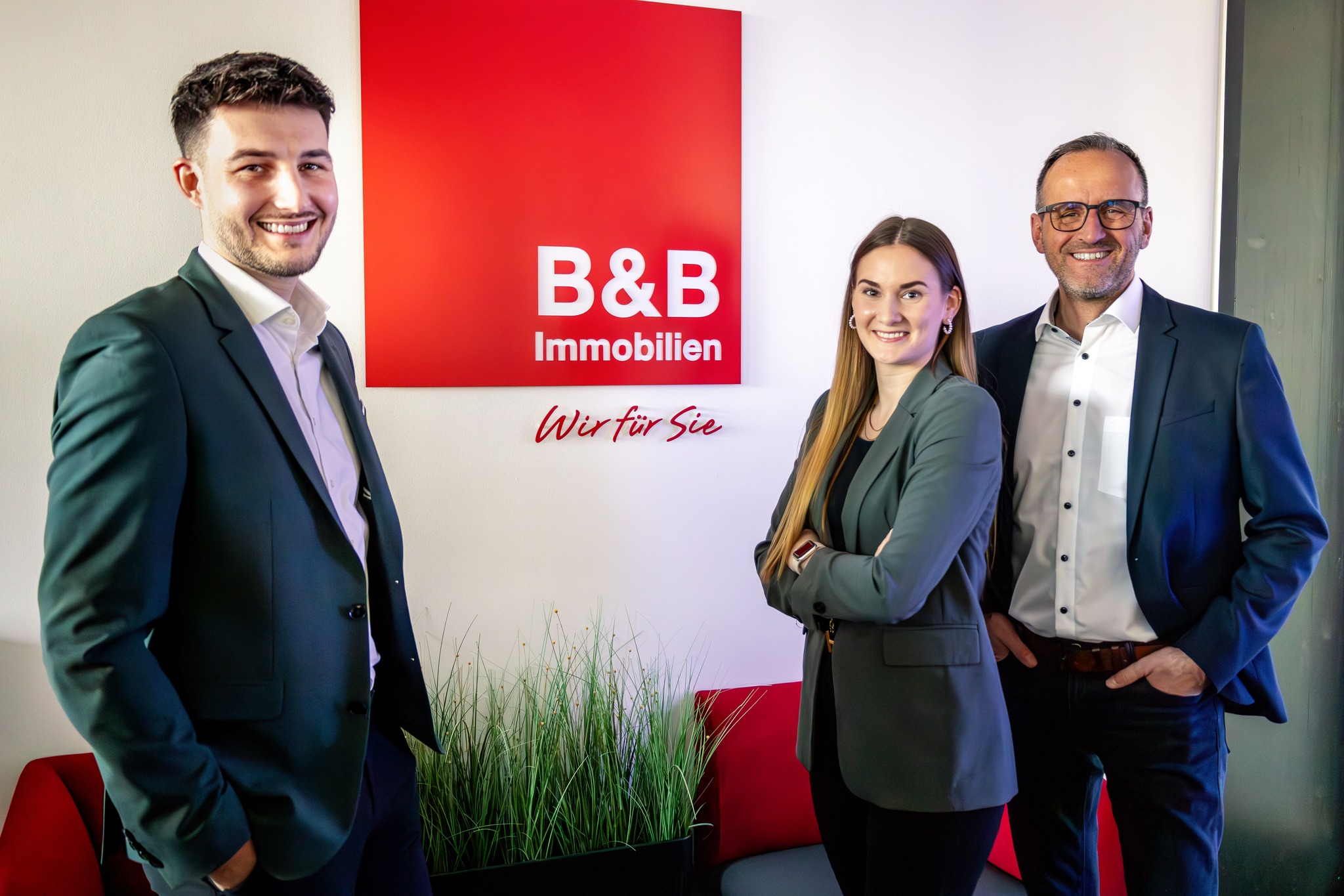 🏡 Warum sich ein Immobilienmakler IMMER lohnt! 🏡
Ja, ein Immobilienmakler kostet Geld – aber der Mehrwert, den er bietet, ist unbezahlbar! 💡 Hier sind die wichtigsten Gründe, warum Sie mit uns an Ihrer Seite mehr erreichen:
1️⃣ Marktkenntnis & Expertise
Wir kennen den regionalen Immobilienmarkt wie unsere Westentasche! 📊 Durch jahrelange Erfahrung wissen wir genau, was nachgefragt wird und wie wir Ihre Immobilie optimal platzieren. So erzielen wir den maximalen Verkaufspreis für Sie!
2️⃣ Schneller & professioneller Verkauf
Privatpersonen brauchen oft Monate – wir verkaufen schneller! ⚡ Dank unseres Netzwerks und eingespielter Abläufe organisieren wir Unterlagen, Termine und Dokumente im Handumdrehen.
3️⃣ Sicherheit & Professionalität
Mit uns an Ihrer Seite profitieren Sie von:
✅ Exklusivität durch den Maklervertrag
✅ Transparente Kommunikation und gezielte Vermarktung
✅ Verhandlungsgeschick für die beste Lösung
✅ Expertentipps durch langjährige Kontakte zu Anwälten, Notaren und Steuerberatern
4️⃣ Bares Geld wert!
Eine falsche Preiseinschätzung kann teuer werden – zu niedrig und Sie verlieren Geld, zu hoch und die Immobilie bleibt liegen. Wir sorgen für den perfekten Preis und sparen Ihnen Zeit und Nerven!
________________________________________
Lernen Sie uns kennen! 🤝
Wir sind überzeugt: Unsere Arbeit lohnt sich für Sie! Kontaktieren Sie uns und entscheiden Sie selbst.
Nico Troy direkt 📞+43 664 8247126
📨nico.troy@bb-immobilien.at oder
🌏https://www.bb-immobilien.at
#Immobilienmakler #Immobilienverkauf #Traumimmobilie #Wertschätzung #Sicherheit #ProfisAnIhrerSeite #Immobilienmarkt #Verkaufserfolg #Expertise #Vorarlberg