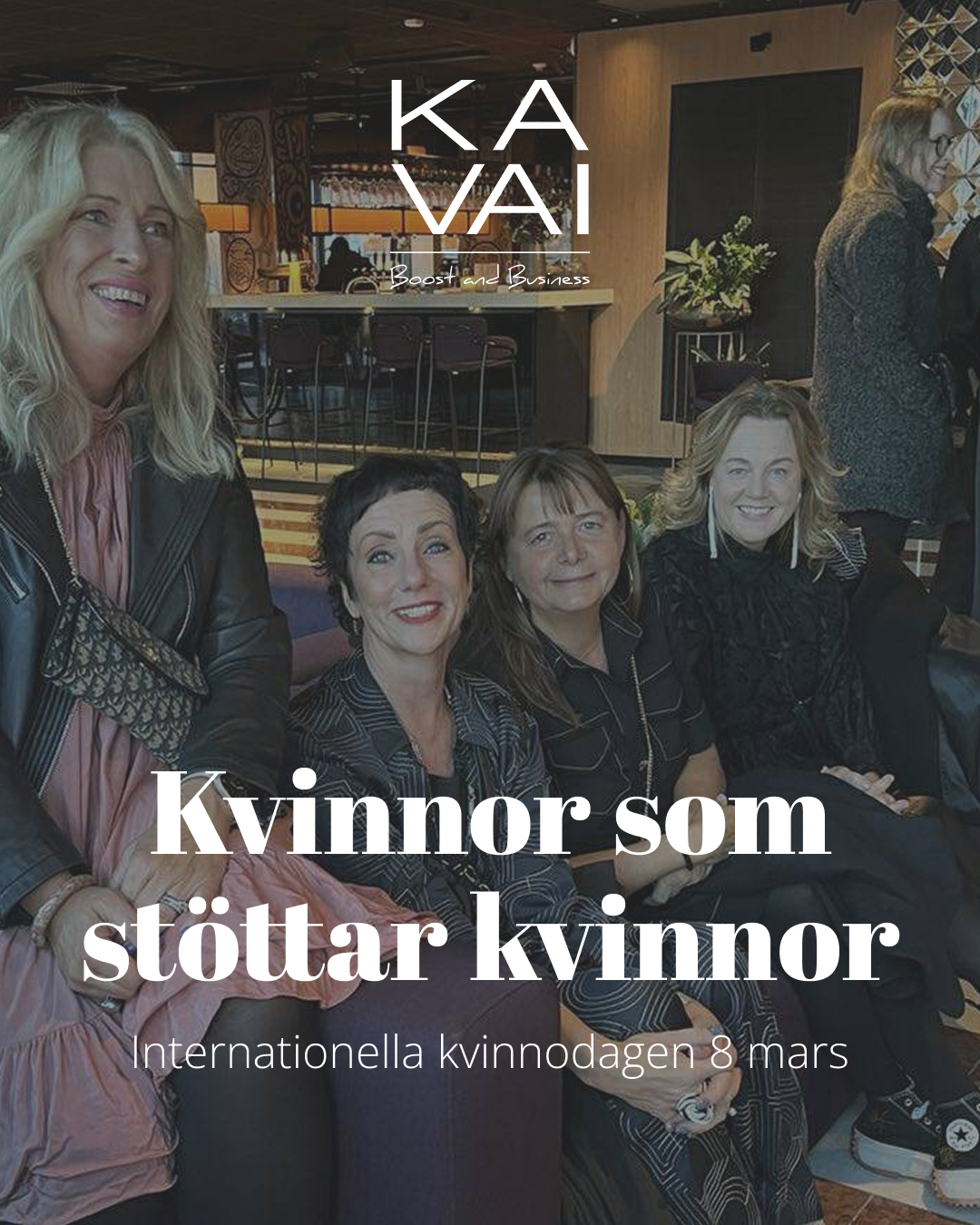 När kvinnor stöttar varandra händer något.
Idéer växer.
Mod smittar.
Och nya möjligheter tar form.
Internationella kvinnodagen är en dag för att uppmärksamma kvinnors framsteg – men också för att påminna oss om att arbetet för jämställdhet fortfarande pågår, både i Sverige och i världen.
Förändring sker sällan i ensamhet. Den sker i möten mellan människor. I samtal. I att dela erfarenheter och öppna dörrar för varandra.
Det är också där Kavai vill bidra.
I vårt nätverk samlas idag över 85 kvinnor i ledande roller i Sjuhäradsregionen. Under året möts vi vid omkring tio nätverksträffar där vi lyssnar till föreläsare inom ledarskap, affärsutveckling och personlig utveckling – och där relationer, idéer och nya perspektiv får växa.
Vi arbetar också med frågor som rör styrelsekompetens och samarbetar med andra aktörer i regionen för att stärka kvinnors möjligheter att ta plats, påverka och utvecklas.
Men verklig förändring skapas tillsammans – kvinnor och män – när vi ser varandras perspektiv och fortsätter arbeta för ett samhälle där varje människas värde och potential tas till vara.
En varm hälsning från oss i Kavai på Internationella kvinnodagen⭐️