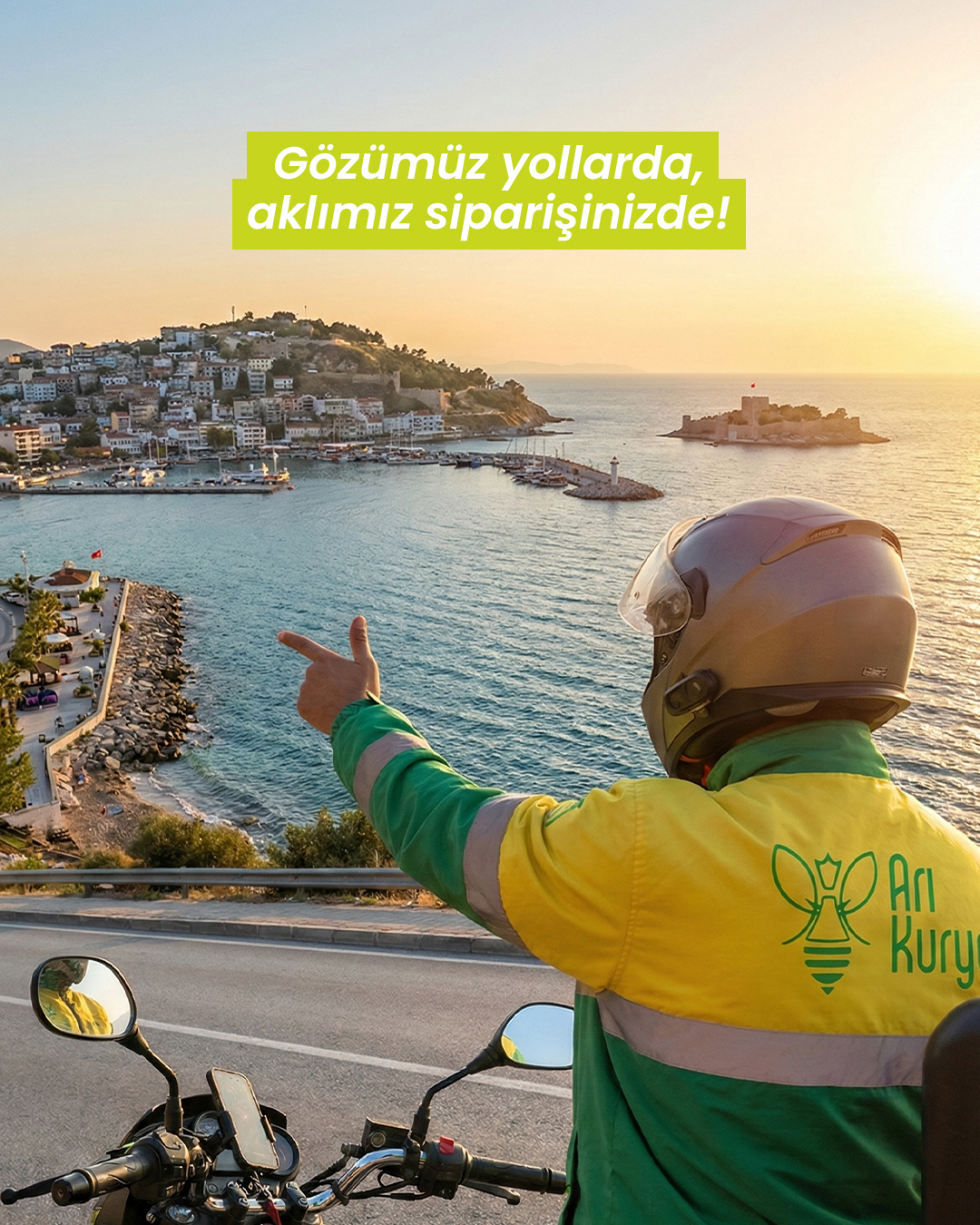 Kuşadası’nın her sokağında, her yokuşunda biz varız! 🏍️💨 Güvercinada manzarasına karşı bir mola verdik ama aklımız hala teslim edilecek paketlerde.