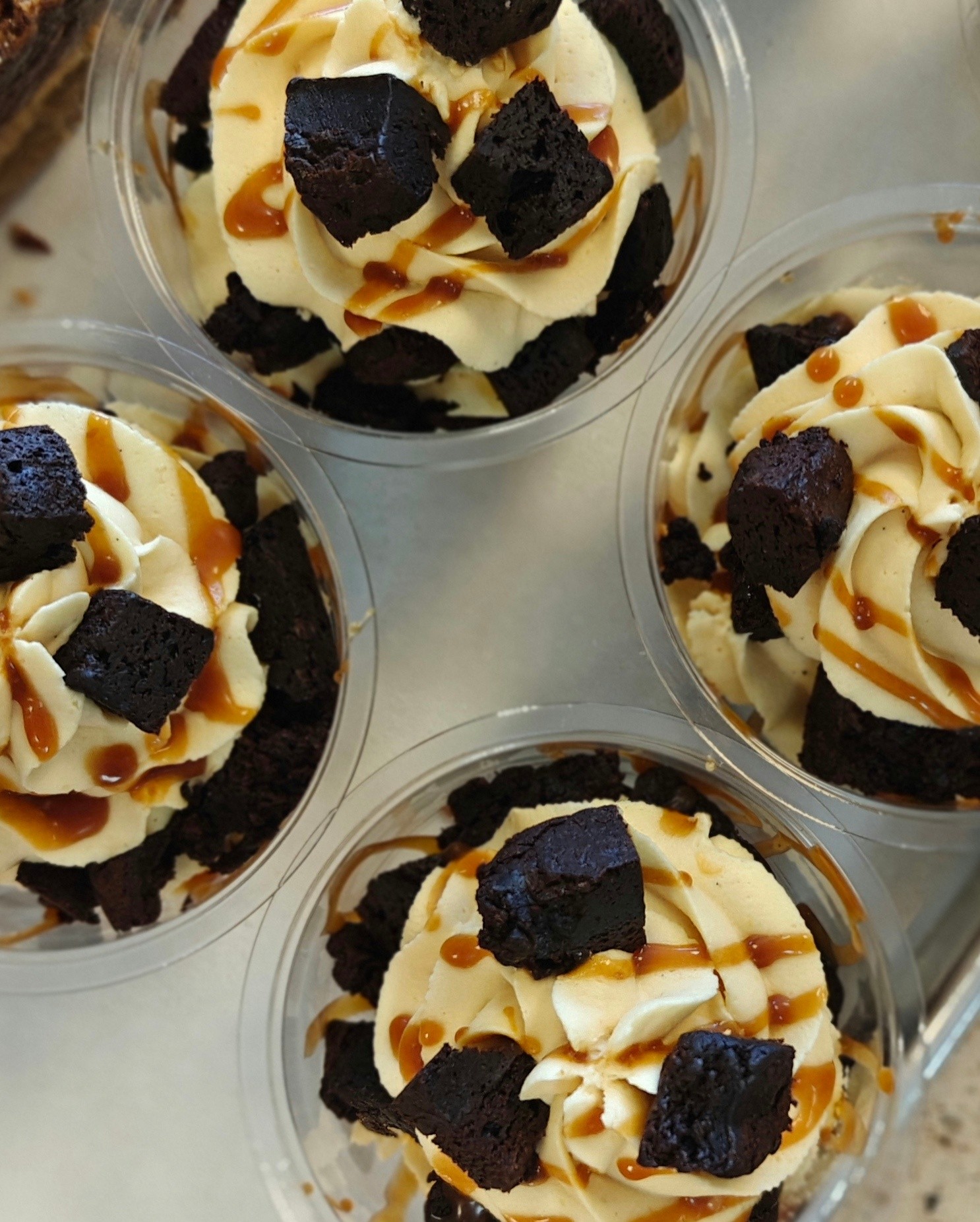 Layers on layers of indulgence 🤎
Our Salted Caramel Brownie Trifle is what dessert dreams are made of: chunks of rich, fudgy brownie folded into silky pastry cream and finished with a generous drizzle of salted caramel. Every spoonful is creamy, chocolatey, sweet, and just a little salty — basically perfection in a cup.
One bite and you’ll understand why trifles exist.
#senzaglutenfree