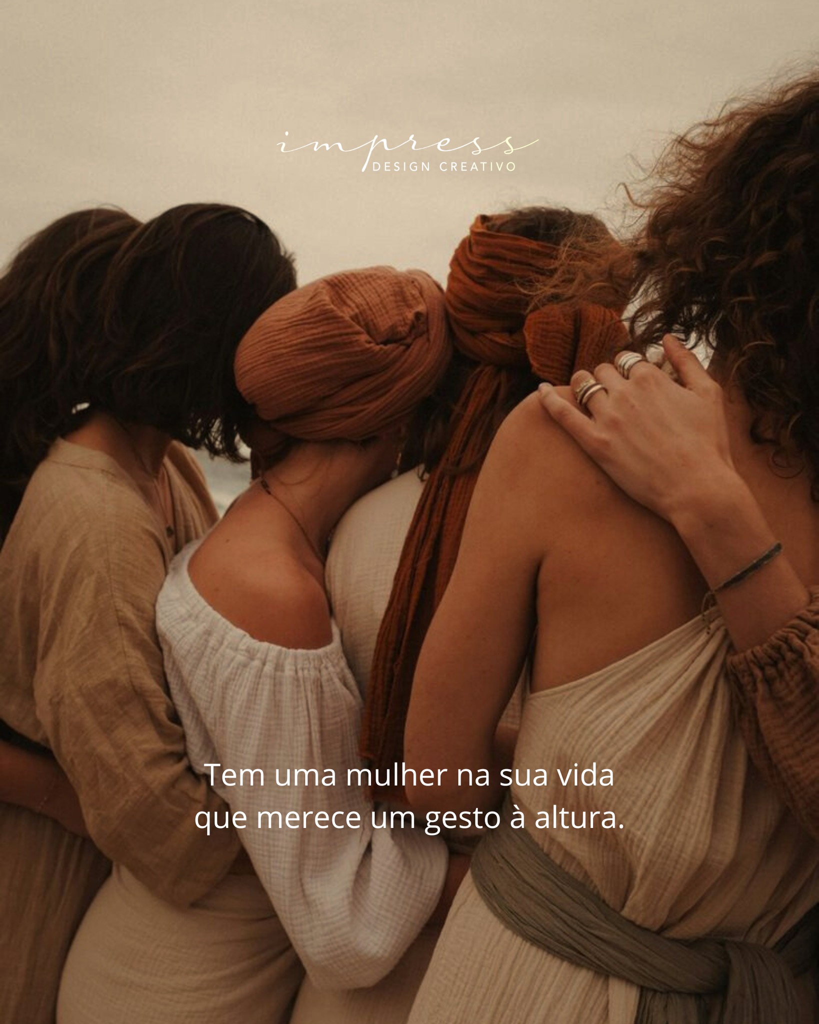 Março chega e a gente pensa naquelas mulheres que carregam muito e recebem pouco reconhecimento no dia a dia.
A mãe que tá longe. A amiga que segurou sua barra numa fase difícil. A professora que cuidou do seu filho com atenção. A colega que sempre aparece quando precisa.
Um presente pensado pra ela, com frase que ela vai guardar, chega diferente de qualquer outra coisa.
Me chama no direct e me conta quem é essa mulher. A gente cuida do resto juntas. 🌸