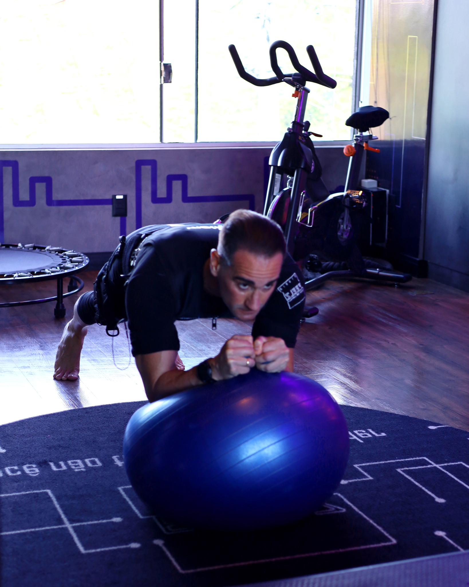Força não é apenas sobre músculos.
É sobre constância, resistência e superação.
A Eletroestimulação Muscular vai muito além de um treino.
Ela ativa profundamente o corpo, fortalece a musculatura e desafia seus limites de forma inteligente.
Cada sessão é uma oportunidade de evoluir:
💪 mais força
⚡ mais resistência
🧠 mais equilíbrio físico e mental
Porque quando o corpo se fortalece, a mente acompanha.
Na Feelz, a Eletroestimulação é a base de um treino moderno e eficiente, que transforma a forma de cuidar do corpo, com mais intensidade, tecnologia e propósito.
Agende sua aula experimental e descubra uma nova forma de cuidar do seu corpo e da sua mente.
Clique no link da bio.