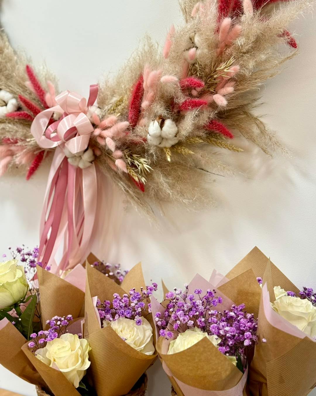 🌸 Journée internationale des droits des femmes 🌸
Aujourd’hui, je veux célébrer toutes les femmes : fortes, courageuses, inspirantes, et si souvent au cœur de nos vies.
Chaque femme a son histoire, ses combats, ses rêves… et mérite d’être honorée.
En tant que femme, je suis aussi fière de faire vivre ma petite entreprise, de créer avec mes mains et de partager ma passion des fleurs chaque jour à la boutique. C’est une aventure pleine de défis, mais aussi une immense fierté.
Pour marquer cette journée, j’offre une rose à chaque femme lors de son passage en caisse à la boutique. 🌹
Un petit geste, simplement pour dire merci et mettre les femmes à l’honneur aujourd’hui.
À très vite à la boutique 💙
La Maison Fleurie 🌸