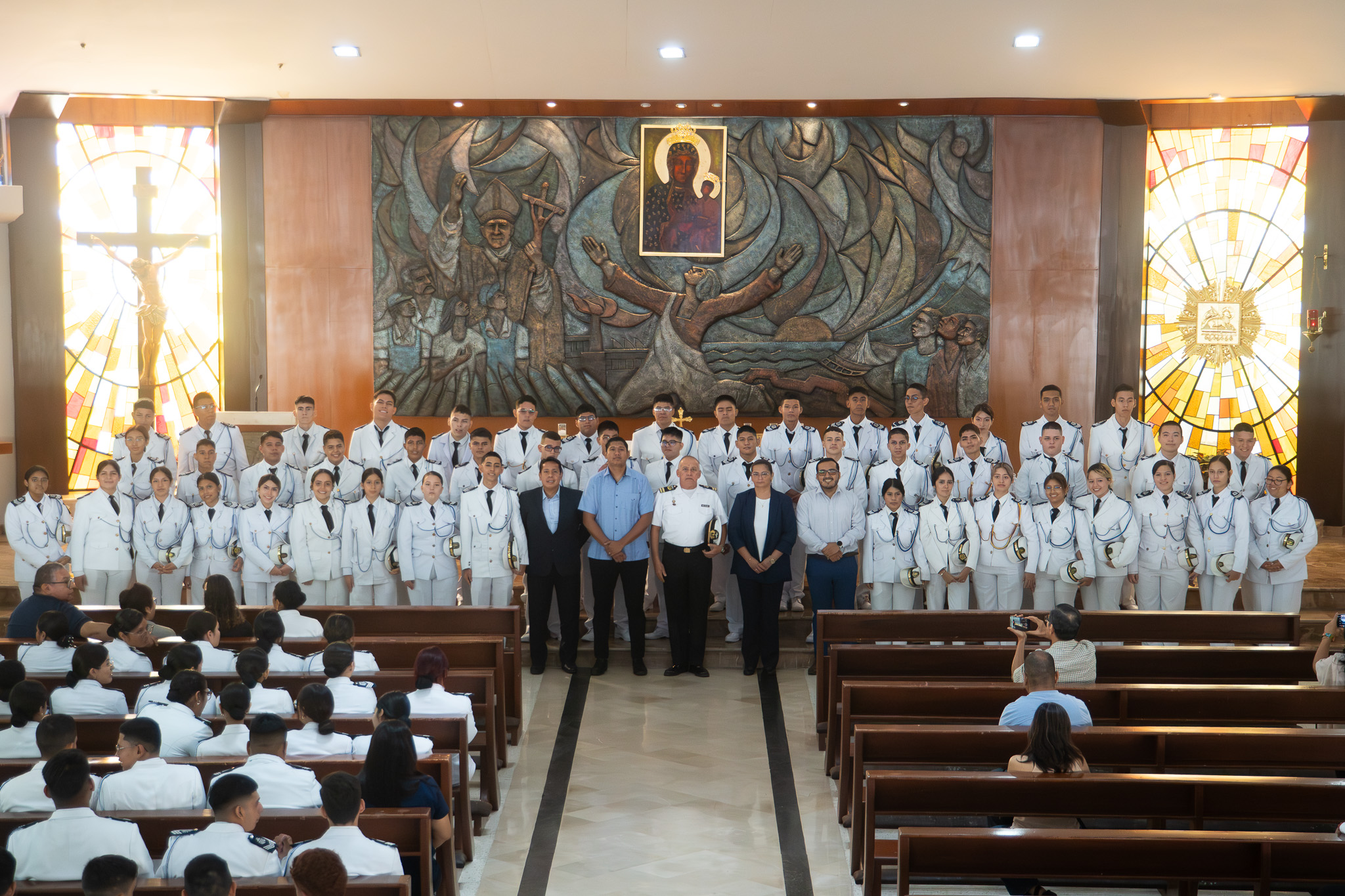 ⚓ Misa de Acción de Gracias🙏
Nuestros cadetes de 3ro. de Bachillerato de las jornadas Matutina y Vespertina vivieron un momento especial de reflexión y gratitud durante la Misa de Acción de Gracias, agradeciendo por el camino recorrido, las experiencias compartidas y los logros alcanzados en su formación.
Un espacio para encomendar su futuro y prepararse para la nueva travesía que está por comenzar.
Que la disciplina, los valores y el carácter forjados en la Academia Naval Guayaquil sigan guiando siempre su rumbo. ⚓
#AcademiaNavalGuayaquil #CadetesANG #DisciplinaQueTransforma #PromociónANG #FormandoLíderes