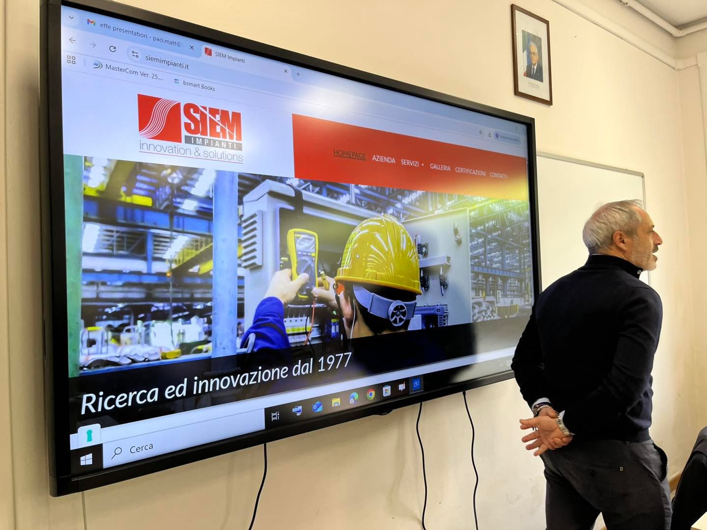 Presentazione aziende del territorio della Valle del Savio all’Itt Marconi di Sarsina
L’Amministratore delegato Matteo Cattedra di SIEM IMPIANTI Soc.Coop.va di ROMAGNANO S.Agata Feltria - presenta la propria attività ai ragazzi della classe 3^ meccatronica .
Matteo Cattedra, socio fondatore e Vice Presidente dell’Associazione Imprenditori ha aperto un dialogo diretto con i ragazzi e le ragazze presenti, portandoli a ragionare sul prossimo futuro per loro e per la valle del Savio .
Presentare le aziende e le attività ai ragazzi in fase di studio, apre la mente alle opportunità lavorative, richiamando la loro attenzione su chi vogliono essere e cosa vogliono perseguire , anche attraverso lo storytelling e un suggerimento :SIATE CURIOSI DI SCOPRIRE IL MONDO CHE VI CIRCONDA!
#AssociazioneImprenditoriValleSavio #FuturoInsieme #ValleDelSavio #ittmarconimeccatronica #ValleSavio #scuolaeImpresa #PCTO