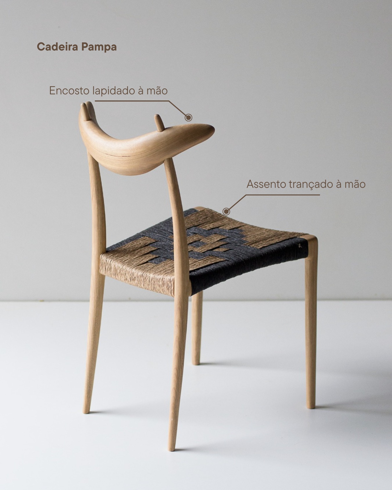 A Cadeira Pampa, do estúdio Solka Design, nasce de um olhar atento para a cultura material do Sul do Brasil. Inspirada nas paisagens abertas do pampa e na tradição da marcenaria da região, a peça traduz referências regionais em uma linguagem contemporânea.
O desenho valoriza a precisão construtiva e a honestidade dos materiais, aproximando o saber artesanal da leitura atual do design brasileiro. Entre estrutura, proporção e simplicidade formal, a cadeira revela um equilíbrio entre tradição e contemporaneidade.
Uma peça que carrega território, memória e técnica — reinterpretados pelo olhar do design autoral. @solkadesign