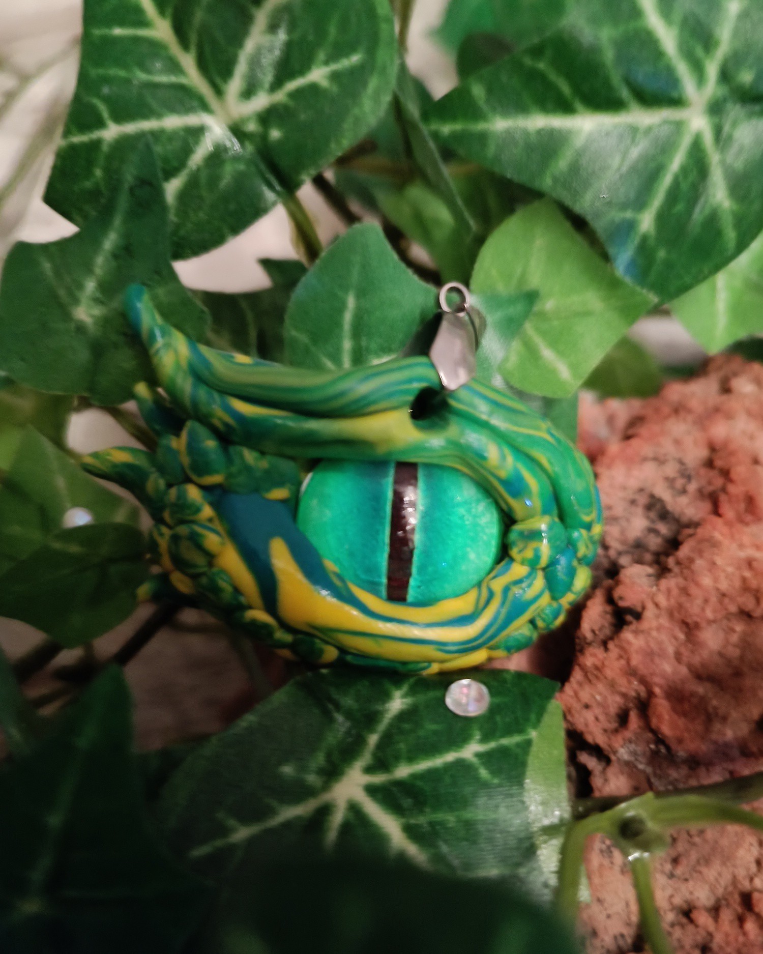 Hy ich bin das Auge des Smaragd Drachens 💎 du schenke dir die Schönheit und Stärke der Gestirne ✨ so das du leuchtes wie der hellste Stern 🌟 #sternenkind #smaragdgrün #unikatschmuck #einzelstück #handmadewithlove