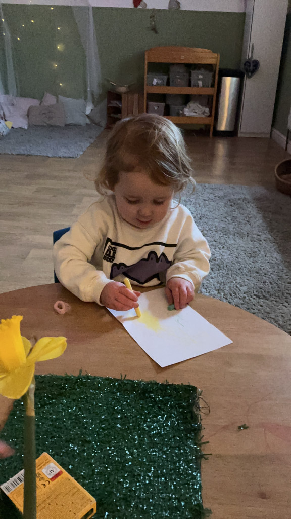 A little sign that spring is on its way 🌼
Earlier this week the children spent some time observing and drawing real daffodils. Taking the time to look closely at real objects helps children notice details, colours and shapes while developing their creativity and confidence with mark making.
Moments like this are a lovely reminder that learning doesn’t always need to be rushed. Sometimes it’s simply about slowing down, observing the world around us and capturing what we see.
Spring is such a wonderful season for curiosity and exploration, and the children loved bringing a little piece of nature onto their paper today.
#hyggeintheearlyyears #earlylearning #drawing #spring #flowers