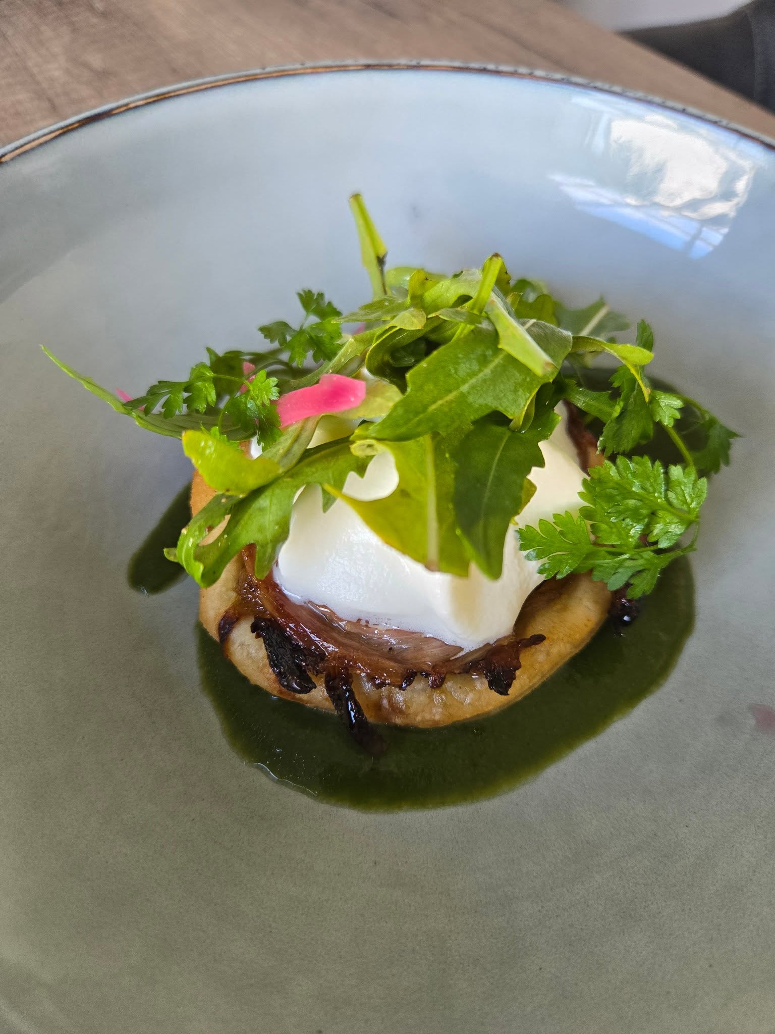 Tarte fine à l’oignon rose & andouille de Guémené 🤤✨
Roquette fraîche et chantilly au roquefort pour sublimer le tout 💙
À savourer chez L’Envol 🍽️
Une cuisine de saison, pleine de finesse et de caractère 🌿
#Lenvol #ThouareSurLoire #CuisineFrançaise #FoodLover #Bistronomie #FaitMaison #Gourmandise