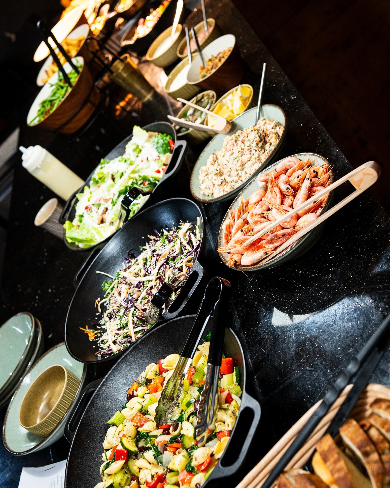 Aften ved søerne – nu 249 kr. 🍽️
Vi har gjort det enkelt.
Nyd Livingstones aftenbuffet ved Sortedam Sø i København for 249 kr. pr. person.
Buffeten serveres ad libitum i 1,5 time og inkluderer et udvalg af retter og drikkevarer. Varme retter, grønne favoritter og søde afslutninger – alt sammen i rolige omgivelser ved søerne. 🌅
Vil I blive lidt længere?
Tiden kan forlænges med 30 minutter for 59 kr.
👨👩👧 Tag gerne børnene med
Børn under 6 år spiser gratis i følge med betalende voksen.
Børn fra 6–11 år koster 99 kr.
Book bord og nyd en afslappet aften ved søerne.
#livingstonekbh #sortedamsø #restaurantkøbenhavn #middagkbh #spisvedsøerne