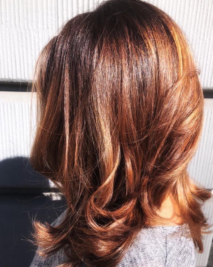 Healthy hair is the real luxury.
Glanz entsteht nicht durch Filter, sondern durch professionelle Pflege und die richtige Technik.
Unser Tipp: Nach einer Coloration ist ein auf dein Haar abgestimmtes Treatment entscheidend. Es versiegelt die Pigmente, stärkt die Struktur und verlängert die Haltbarkeit deiner Farbe.
Dein Haar verdient mehr als den 0815-Standard.
#BlackandWhiteHairstylingZürich