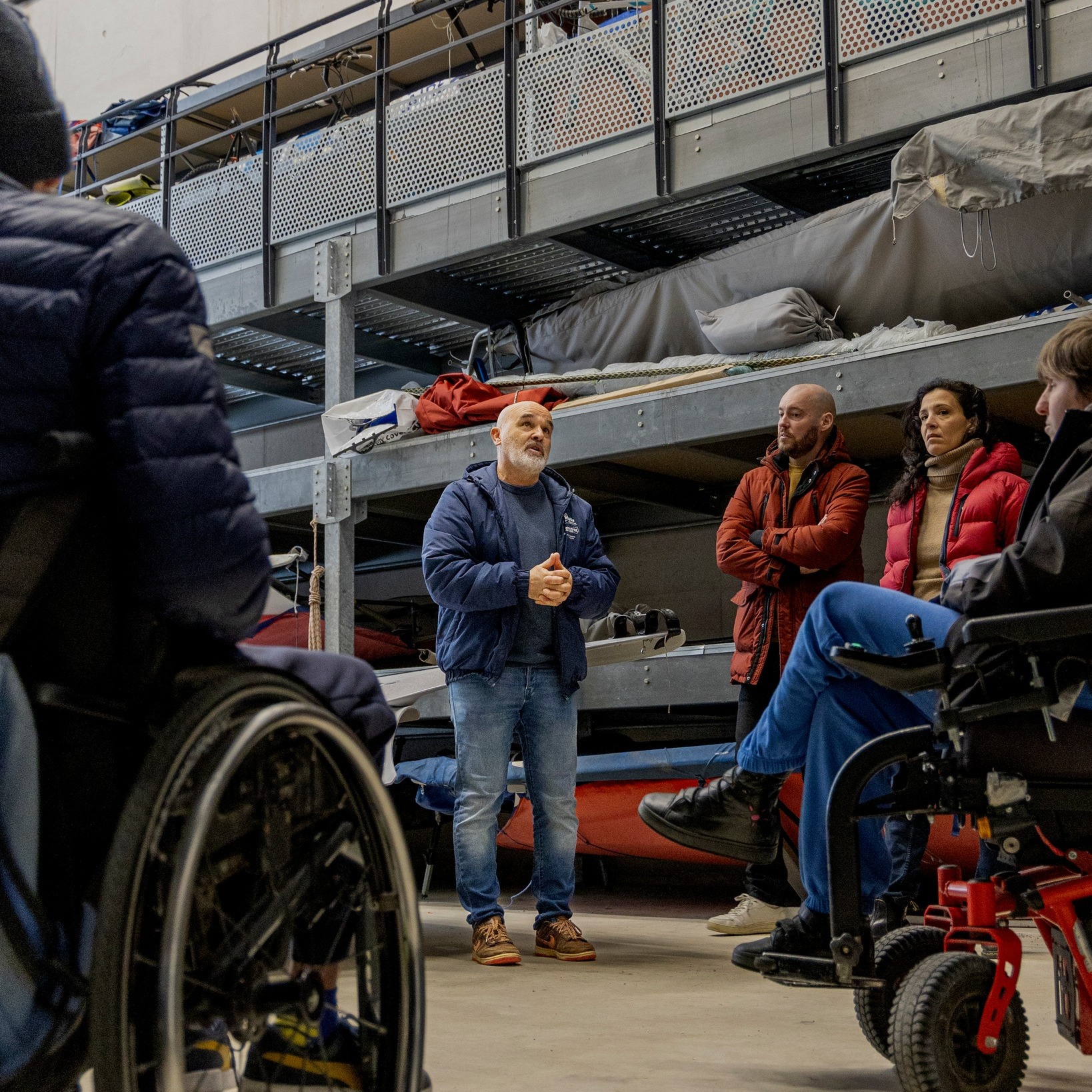 Le Pôle France Voile Marseille a eu le plaisir d’accueillir, à l’occasion du Championnat de France Élite, les associations Avi Sourire et Refaire Surface pour une visite du Pôle et de ses installations.
Un moment d’échange riche de sens, qui rappelle que la voile est bien plus qu’un sport de performance : elle est aussi un formidable vecteur de partage, d’ouverture et d’inclusion.
Cette rencontre illustre une nouvelle fois les valeurs portées par notre discipline et l’importance de faire du sport un espace accessible à tous.
Photos - ©️ Ville de Marseille
@villemarseille
@sports.gouv
@maregionsud
@agence_du_sport
@departement13
@ffvoile
@lavi_sourire13
@refaire_surface
#Voile #Inclusion #PôleFranceVoile #Marseille #ChampionnatDeFranceElite #SportPourTous