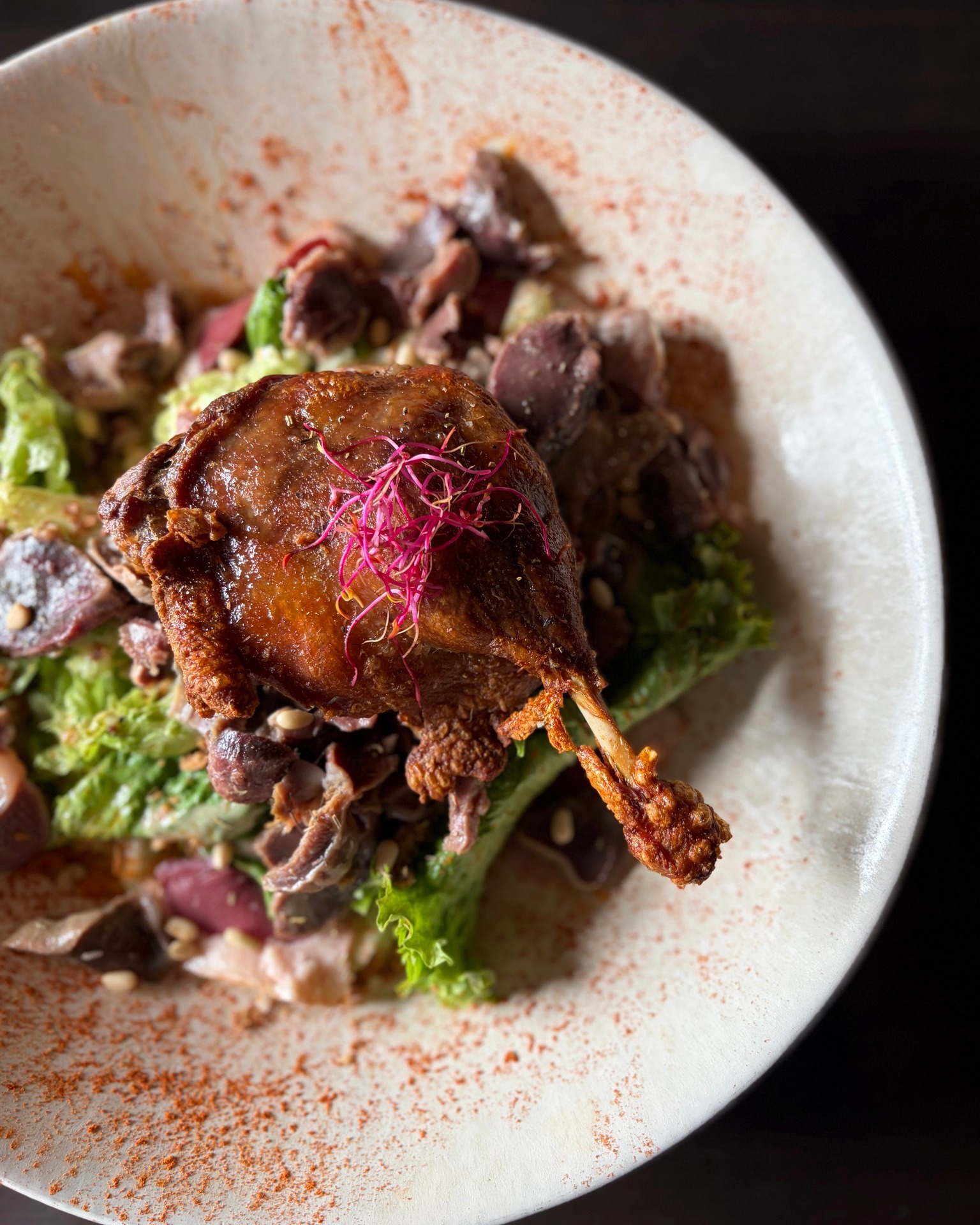 Un classique du Sud-Ouest qui met tout le monde d’accord. 🥗✨
Notre salade périgourdine associe gésiers, confit de canard, salade croquante, tomates fraîches et pignons de pin. Un mélange généreux et gourmand qui sent bon le terroir.
Qui vient la déguster avec nous ?
🍽 Cuisine familiale
📍 434 Rte de Toulouse, Bègles
⏱ Ouvert du mardi au vendredi midi et soir
le samedi uniquement le midi
#Bordeauxmaville
#Begles #quoifaireabordeaux
#bordeauxfood #bordeauxtopfood
#bordeauxresto
#bonnesadressebordeaux
#oumangerbordeaux
#Piccolo #piccolorestaurant