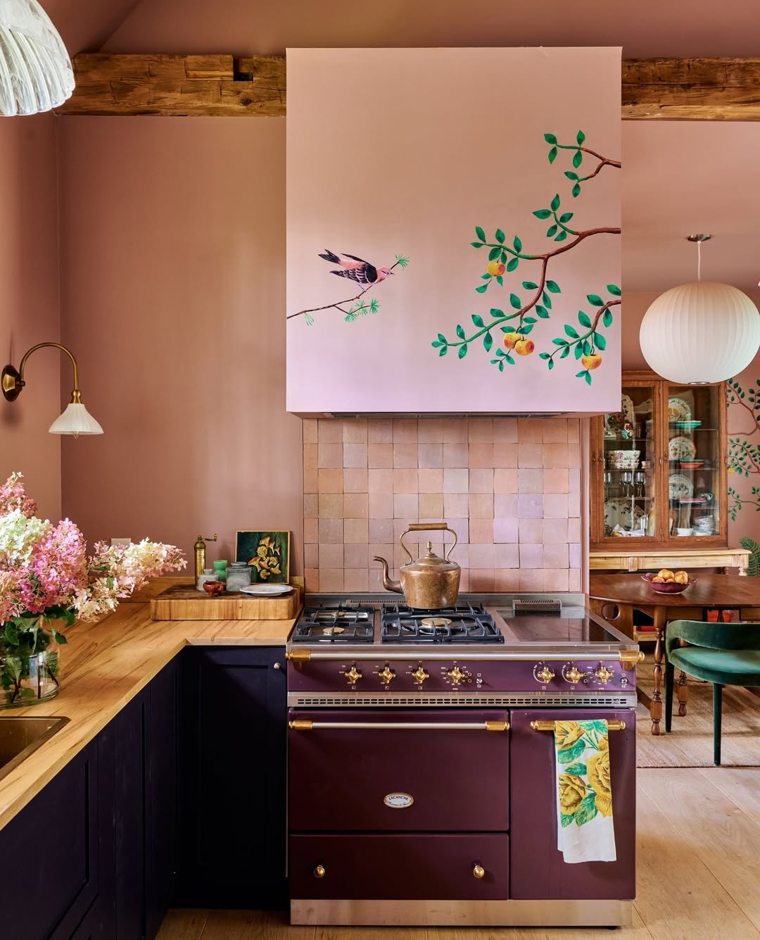 Qui a dit que les hottes ne pouvaient pas être décoratives ?
Ici, elle est sublimée par une fresque peinte à la main par @heatherrossinsta, dans cette maison des Catskills transformée avec poésie, de la ruine à cette masterpiece.
📷 Photographie @johnrgruen