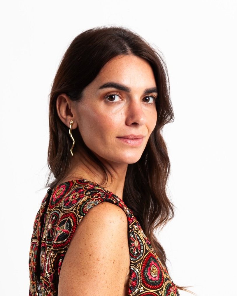 Elegante, marcante e fácil de usar.
O Brinco Cobra Kundalini tem design alongado que valoriza o rosto e traz movimento para o visual. Feito em prata com banho de ouro, é uma peça que ilumina o look sem exageros. Uma joia versátil, perfeita para sair do básico com sofisticação.
#AnaTinelli #JoiasAnaTinelli #BrincoKundalini #JoiasAutorais #PrataComBanhoDeOuro #JoiasDeLuxo #EstiloComElegancia