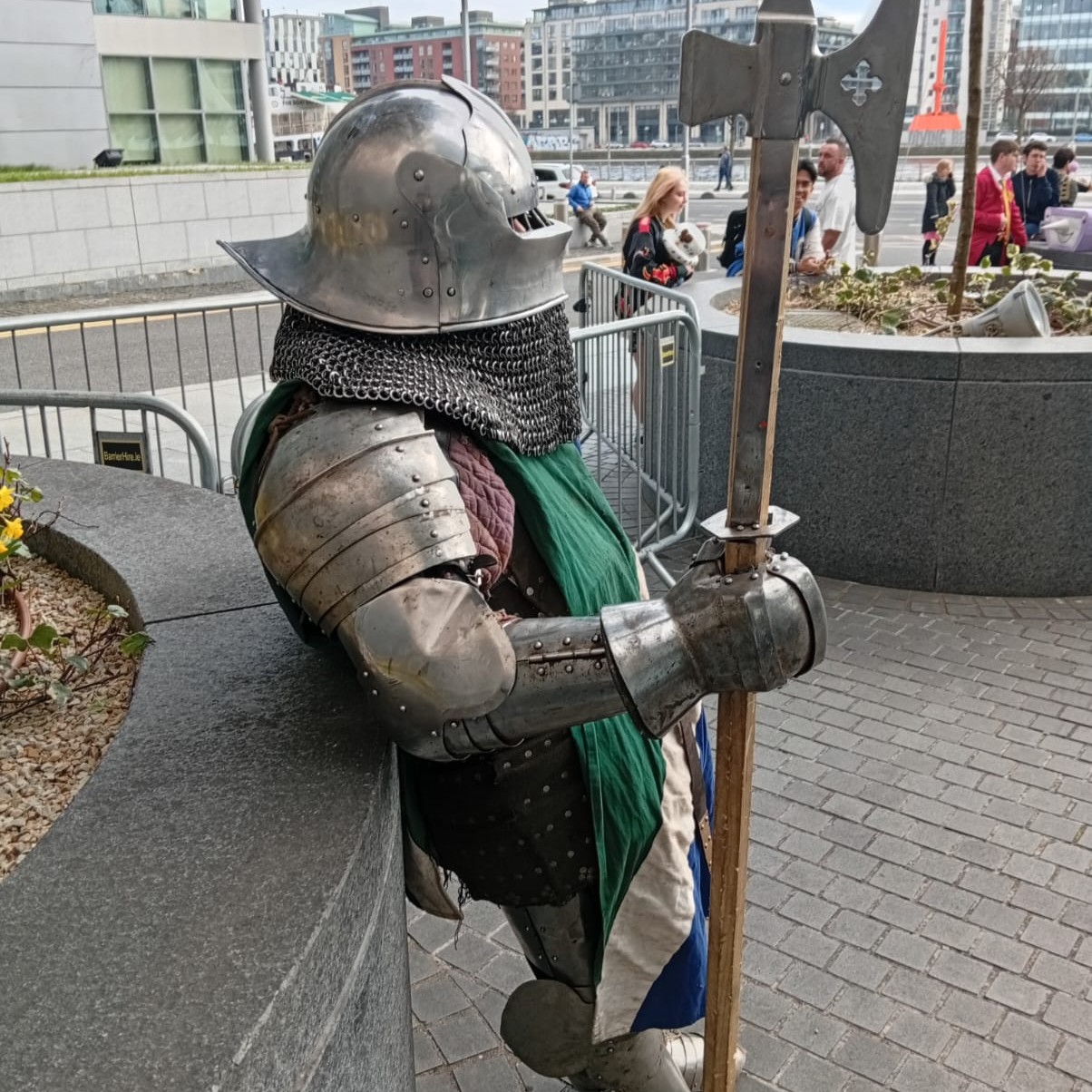 Another great weekend at Dublin comic con. It was great getting to try my new helmet from @medieval_extreme #fragaracharmouredcombat #dublincitycomiccon #knightsofnorthdown #buhurt #knightsofmunster #knights