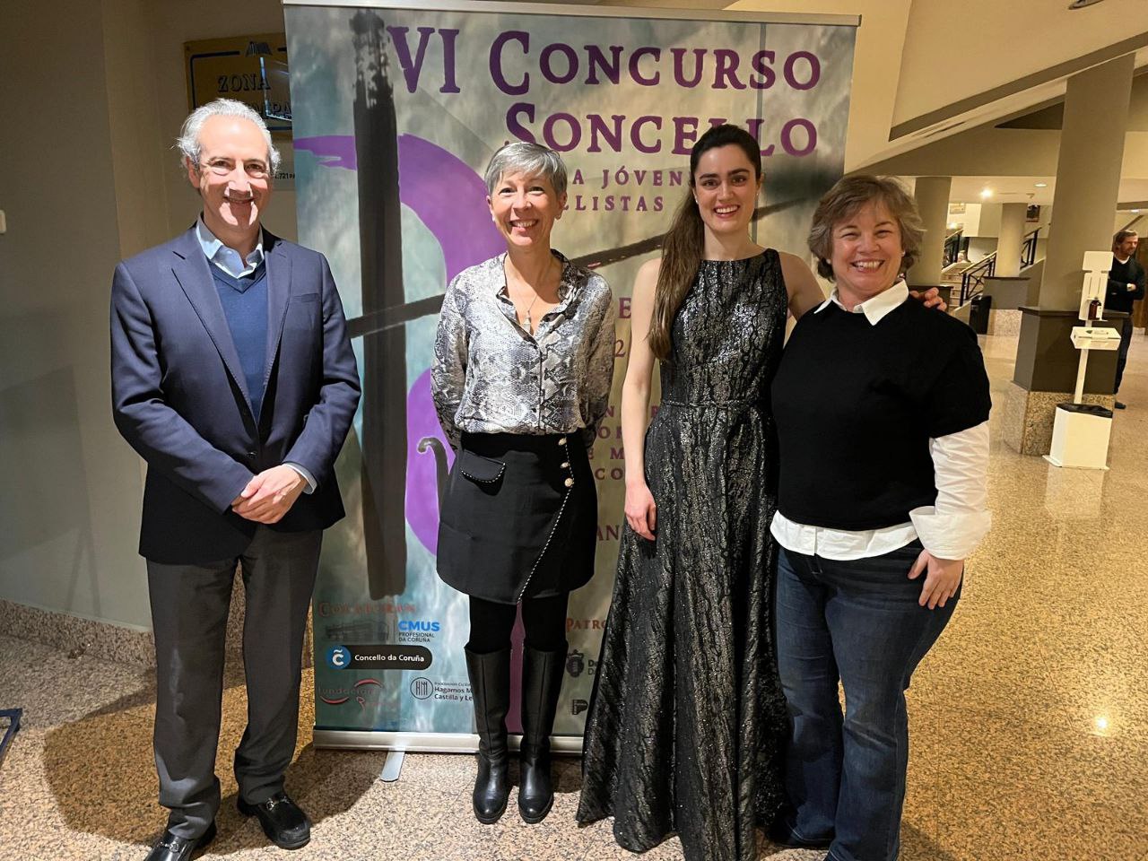 El pasado 5 de marzo de 2026, el Palacio de la Ópera de A Coruña fue testigo de una velada excepcional con la actuación como solista de Eva Arderíus, ganadora del VI Concurso Soncello para Jóvenes Cellistas. Acompañada por la Orquesta Sinfónica de Galicia (OSG) bajo la batuta de Andrew Litton, Arderíus ofreció una interpretación magistral de las Variaciones sobre un tema rococó de Tchaikovsky.
Desde la Asociación de Violoncellistas de Galicia (Soncello), expresamos nuestro más profundo orgullo por el éxito de Eva. Ver a la ganadora del Premio Cidade da Coruña destacar a este nivel es la mayor recompensa a la labor de promoción de jóvenes talentos que realizamos.
Queremos extender nuestro agradecimiento al Concello de La Coruña y a la Orquesta Sinfónica de Galicia por su estrecha colaboración y apoyo constante. Gracias a su compromiso con la cultura y los nuevos músicos, ha sido posible llevar a cabo este evento de tan alto nivel artístico en la ciudad.
@osggalicia Concello da Coruña @eldne @culturadadeputaciondacoruna