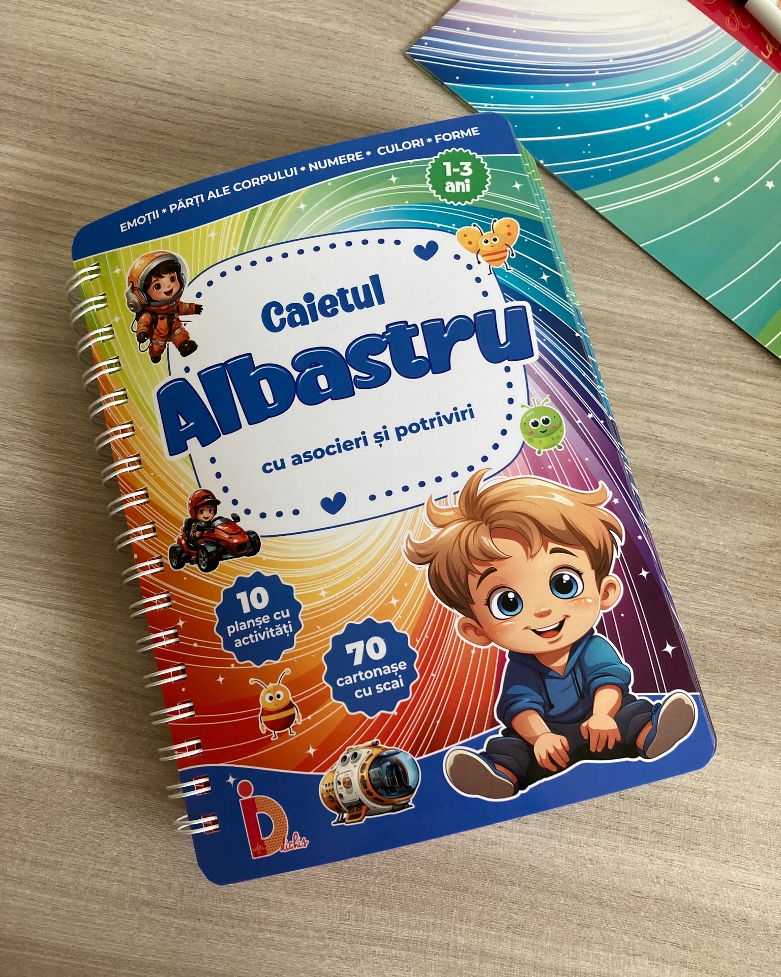 💙🙂 Pentru 1–3 ani, Caietul ALBASTRU cu Idei Creative are o structură foarte frumoasă!
Conține 10 planșe și 70 de cartonașe cu scai, cu activități care ating multe noțiuni 🙂❤️
🌟 Ce explorăm:
🗓️ Anotimpuri
🧍 Părțile corpului (cu linii indicatoare!)
🎨 Culori și forme 🎭 Emoții – învățăm ce simțim
🔢 Numărat până la 10
🧩 Puzzle cu 12 piese
🚀 Poziții în spațiu
🃏 Memory game!
Este genul de caiet pe care îl folosești în reprize scurte și revii ușor la el ❤️
💙 89 lei | Format A5
🚚 Transport gratuit peste 229 lei
👉 https://www.ideicudichis.ro/product-page/caiet-albastru-cu-idei-creative
#ideicudichis #caietalbastru #1an #2ani #3ani #activitatibebelusi #dezvoltaretimpurie