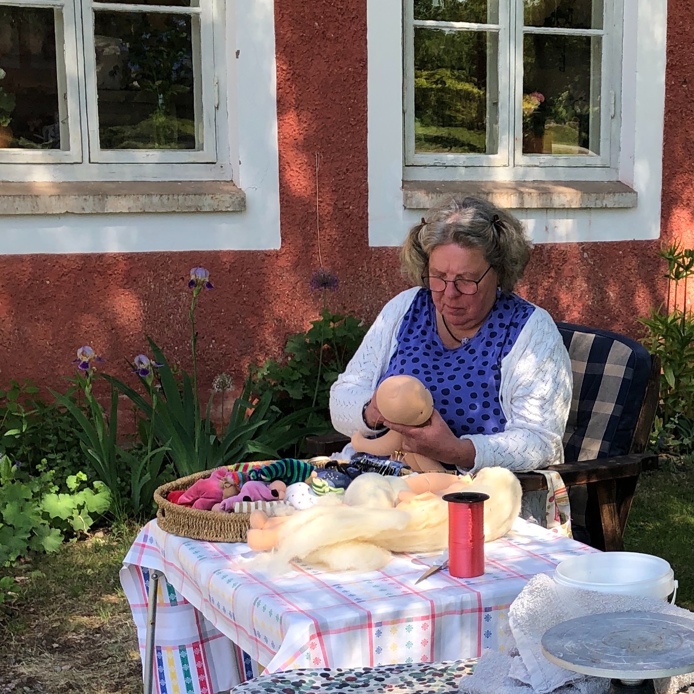 Snart fylls huset av skaparglädje igen! ❤️
Vi räknar dagarna tills våra fantastiska hantverkare rullar in med årets nya kreationer. Det är en magisk känsla när bekanta ansikten möter nya talanger i våra sju kollektiv. ✨
Vill passa på att rikta ett hjärtligt tack till våra 50+ konsthantverkare och slöjdare! 💐
Vi är så otroligt tacksamma för ert enorma engagemang. Det krävs många timmar och ett stort hjärta för att hålla öppet varje dag, 10–18, hela vägen från maj till augusti. 🦋
Tillsammans skapar vi en levande mötesplats som lyser upp hela säsongen. Vi ses snart!
#hantverk #slöjd #konsthantverk #gemenskap #sommaröppet #tacksamhet #skaparhuset