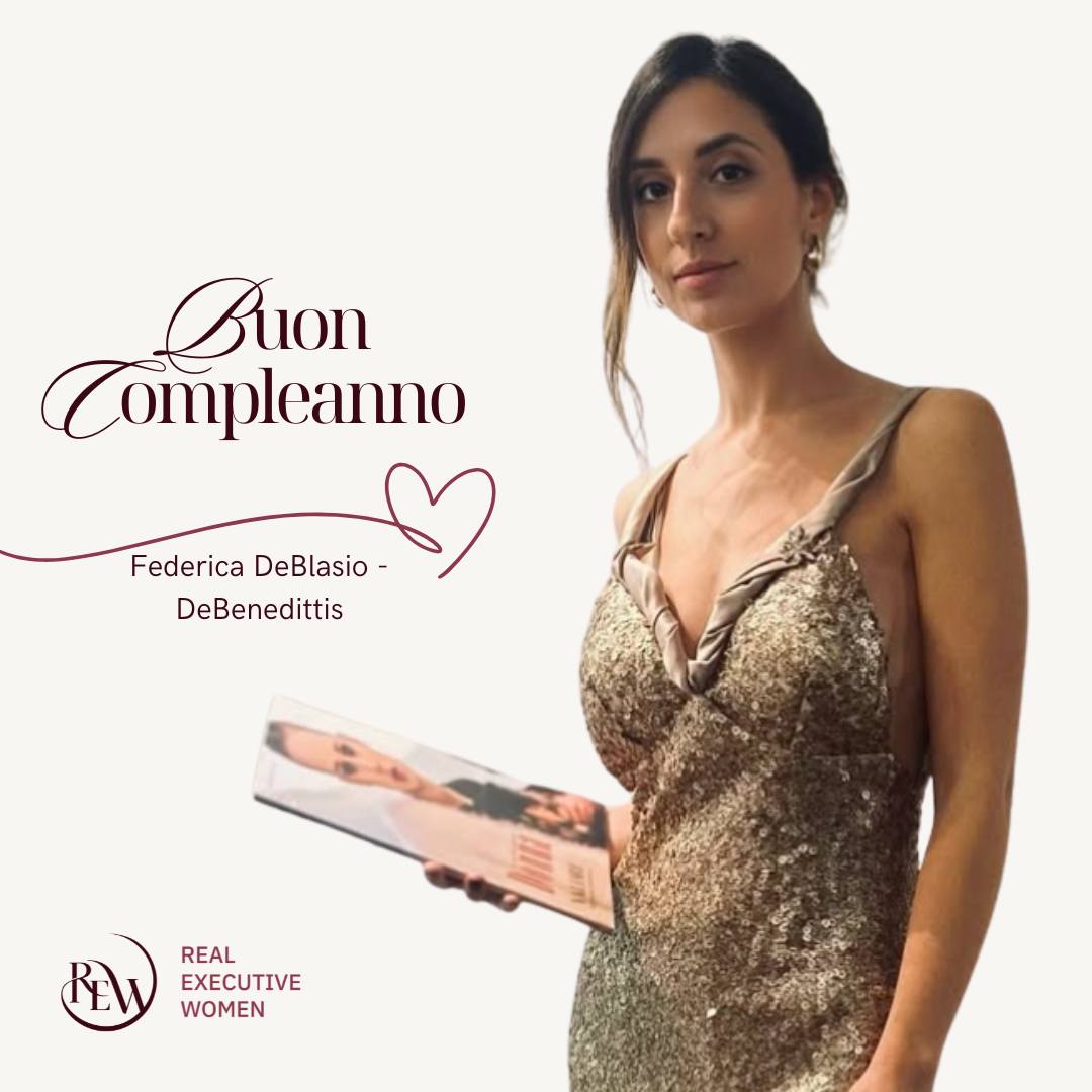 Oggi celebriamo Federica De Blasio – De Benedittis
C’è chi guarda la moda e vede semplicemente abiti.
E poi c’è chi, come lei, riesce a vedere identità, carattere, possibilità.
Federica ha uno sguardo allenato alla bellezza e all’armonia, ma soprattutto alla capacità di far emergere ciò che rende ogni persona unica.
Tra noi in REW porta curiosità, sensibilità e quella naturale eleganza che nasce quando creatività e autenticità camminano insieme.
Buon compleanno Federica.
Che il prossimo anno continui ad aprire nuove strade alla tua visione e a tutto ciò che ancora desidera prendere forma. ✨