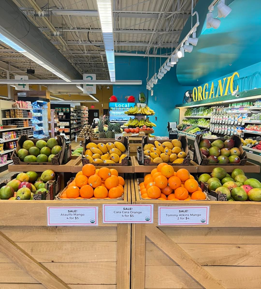 There’s nothing better than some fresh fruit on a beautiful day like today ☀️ Make the most of our oranges and mangoes on sale now!