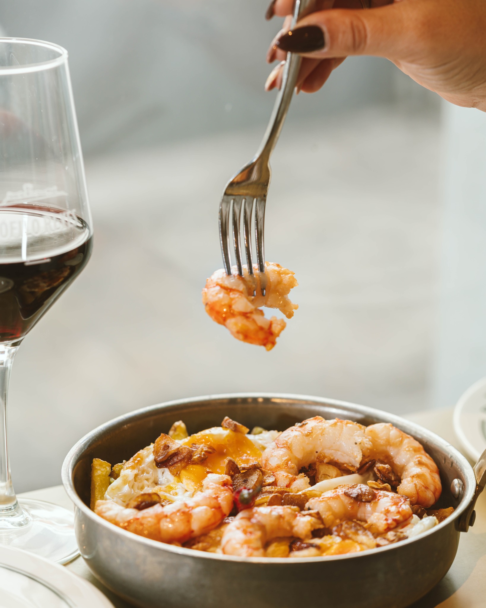 ¡Échale gambones! 🦐 En nuestros rotos y bien acompañados podrás encontrar esta delicia al ajillo.
Recomendado mojar pan y dejar la sartén limmmmpia.
Te estamos esperando 📍José López Rodríguez N7
-#taberna #sanfernando #doñafrasquita #cocina