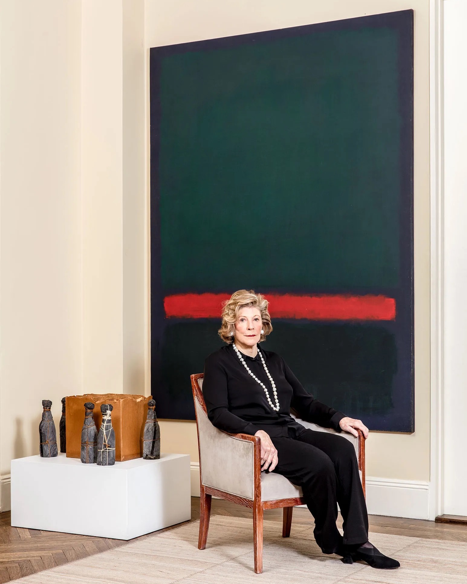 Agnes Gund died on September 18, 2025, at the age of 87. Heiress to banker George Gund II and educated in art history at Harvard University, she devoted her life to contemporary art and social justice.
She purchased her first work in 1964, a sculpture by Henry Moore, and developed a major collection in the 1960s. A great patron of the arts, she founded Studio in a School in 1977 to reintroduce arts education into public schools. She also joined the MoMA's international council in 1967, its board of directors in 1976, and served as president of the museum from 1991 to 2002. She oversaw the expansion which doubled the exhibition space, and played a key role in the merger with PS1 in Queens. While MoMA had mainly promoted its 19th- and 20th-century collections in the 1970s and 1980s, she made sure to strengthen the place of contemporary art during her term.
Her personal collection included major works by Mark Rothko, Cy Twombly, Joseph Cornell, Jasper Johns, Ellsworth Kelly, Frank Stella and Roy Lichtenstein. Almost all of it has been promised to museums. In May 2026, Christie's in New York will auction three of them : âNo. 15 (Two Greens and Red Stripe)â by Rothko, created six years after Rothko began shifting his palette toward darker tones and one of the seven works acquired directly from the studio and still owned by their original buyer; âUntitledâ (1961) by Twombly, emblematic of his Roman period with its expressive graffiti-like marks; and âUntitled (Medici Princess)â by Cornell, from the artistâs Renaissance-inspired series made with found materials.
In 2017, she sold Lichtenstein's âMasterpieceâ (1962) for $165 million to Steven Cohen and created the Art for Justice Fund: more than $127 million was redistributed to fight racial inequalities linked to mass incarceration. She also supported reproductive rights : in 2019, she co-chaired Sotheby's âBy Women, For Tomorrow's Womenâ with Oprah Winfrey. She sold Carmen Herrera's Blanco Y Verde and, in November 2023, another Lichtenstein for the benefit of the Groundswell Fund. In total, Gund donated more than 1,500 works to museums.
#agnesgund #agnesgundcollection #artcollection #contemporaryart