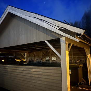 🔧 Før og etter – reparasjon av vindskibord
Små skader på huset kan fort utvikle seg til større problemer hvis de ikke tas tak i i tide. Her er et prosjekt hvor vi har reparert og utbedret et slitt vindskibord.
➡️ Før: Slitt treverk og begynnende råte etter mange år med vær og vind.
➡️ Etter: Nytt, solid vindskibord som beskytter tak og konstruksjon – og gir huset et løft.
Slike utbedringer er en liten jobb nå, men kan spare deg for store kostnader senere.
Vi hjelper gjerne med:
• Reparasjon av vindskier og takdetaljer
• Utskifting av råteskadet treverk
• Vedlikehold av fasade og tak
• Små og store oppdrag
📩 Ta kontakt via www.serviceavtale.no hvis du vil at vi skal ta en titt.
Del gjerne med noen som burde ta en sjekk av huset sitt! 🏠