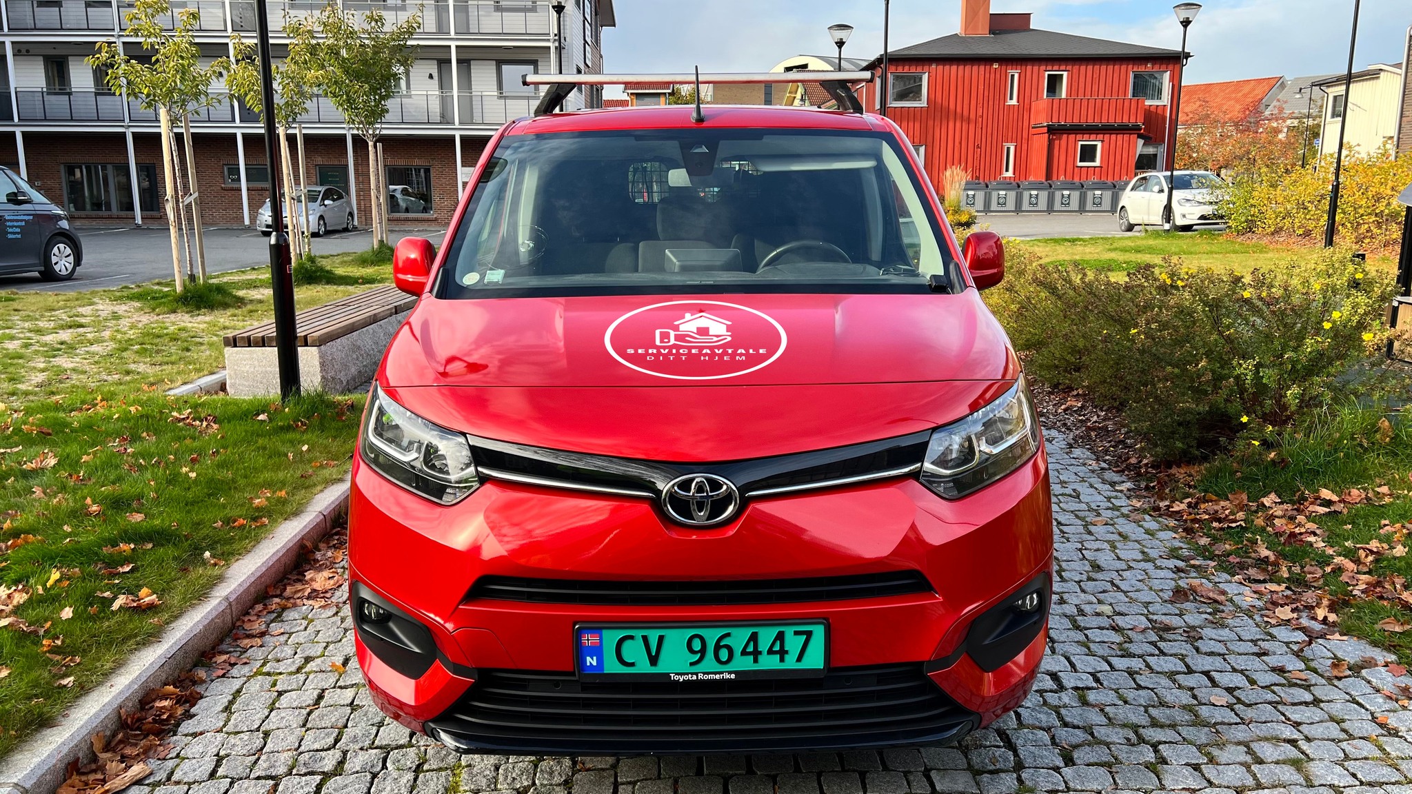 🚗 Har du sett disse røde bilene langs veien?
Kanskje du har lagt merke til de på vei til jobb, på butikken eller i nabolaget ditt. Når du ser de røde Serviceavtale-bilene betyr som regel én ting:
🔨 Vi er ute og hjelper noen med huset sitt.
Vi jobber hver dag med:
✔ Vedlikehold av bolig
✔ Terrasse og utvendig arbeid
✔ Små og store tømreroppdrag
✔ Årlig kontroll av bolig
Målet vårt er enkelt:
Å gjøre det tryggere og enklere å eie bolig.
Så neste gang du ser den røde bilen langs veien – da er vi sannsynligvis i gang med et nytt prosjekt i nærheten. 👋
Trenger du hjelp til noe hjemme?
📩 Send oss en melding her på facebook
🌐 www.serviceavtale.no