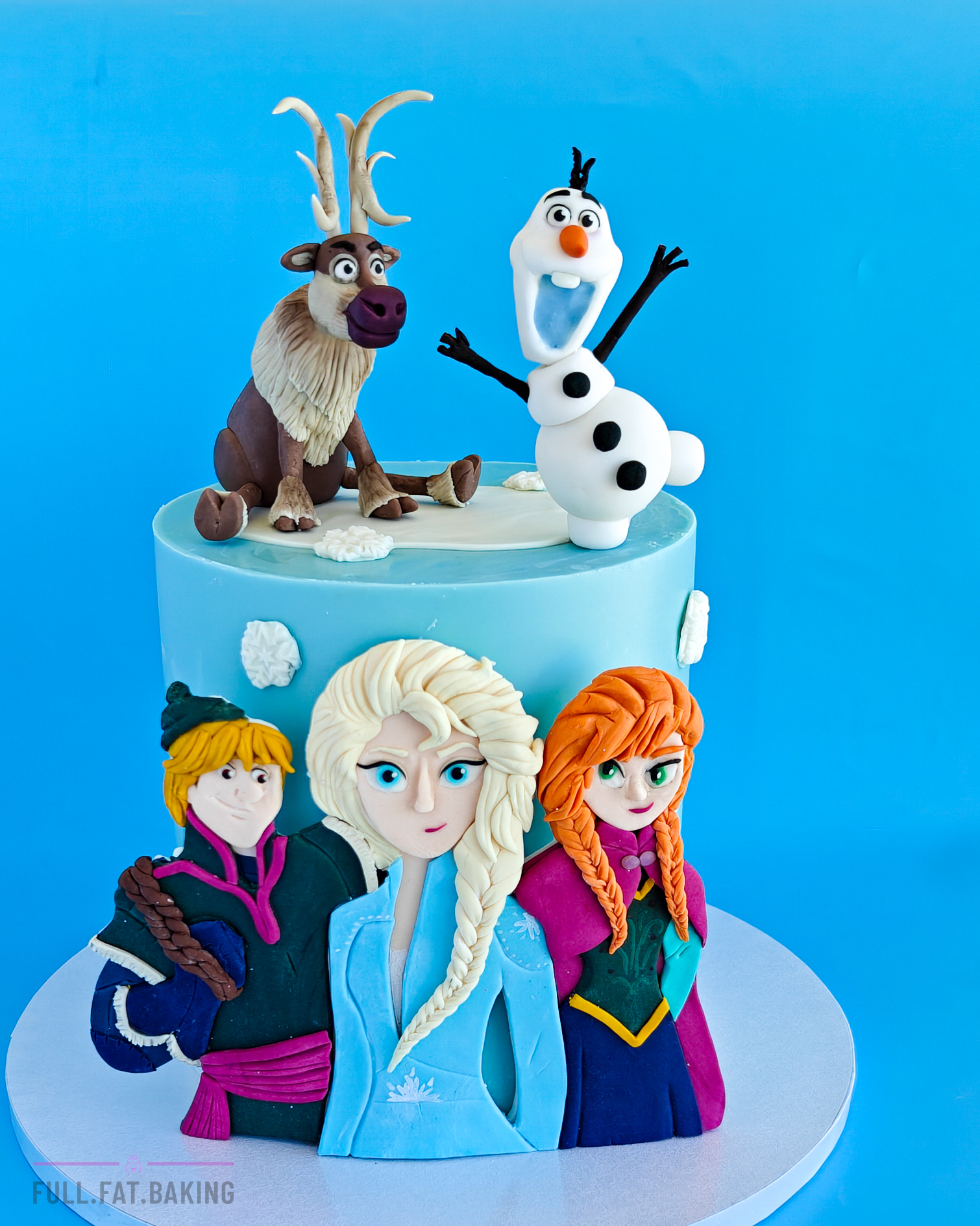 A Frozen themed cake for a very excited 4-year-old โ๏ธ
Doukissa base, blue ganache, lots of snowy details and a full set of handmade characters to bring the theme to life.
One of those cakes that was worth every minute.
#FullFatBaking #FrozenCake #CustomCakeCyprus #PaphosBaker #CharacterCake #BirthdayCake #CakeDesign #DisneyCake